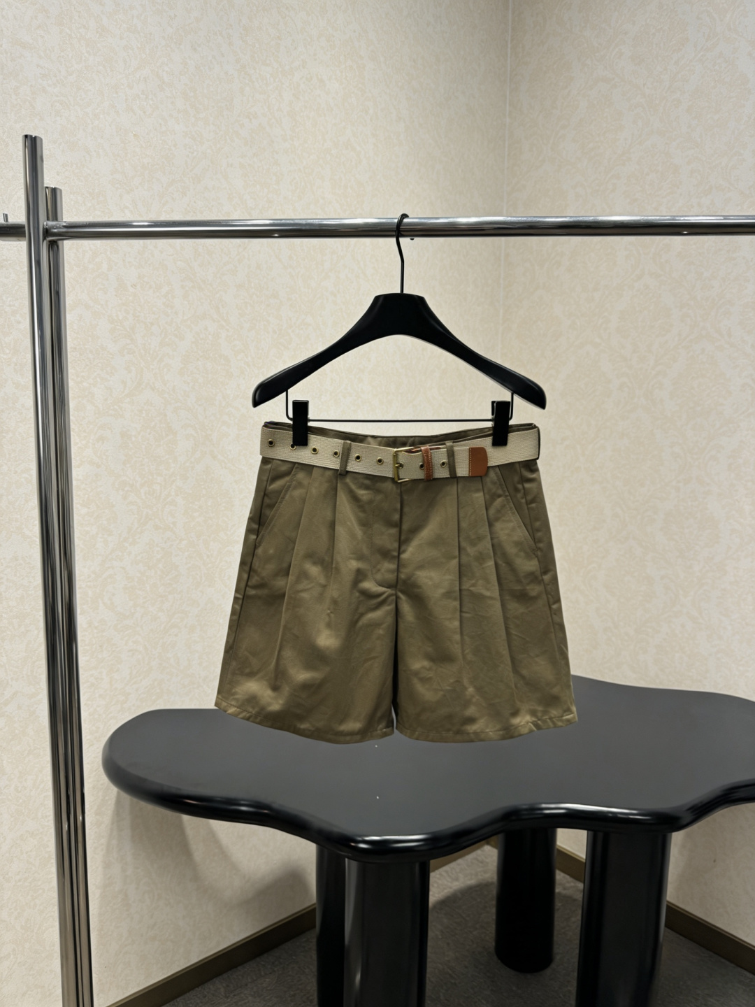 NO:796882,MiuMiu khaki high-waisted shorts. These khaki high-waisted shorts are made of light cotton fabric. They are breathable and comfortable. They are very suitable for summer wear. The high-waisted design + adjustable belt modifies the waistline and is practical. The contrast between the off-white belt and the khaki trousers has a super layered feel. The trouser legs are loose and move freely. They can be easily used for daily leisure or outdoor use. It goes well with T-shirts, shirts, and sneakers, and you can easily get a simple style!  Size SML,,miumiu,sneakers,shorts,shirts,tees,t-shirt,19860909MiuMiu卡其色高腰短裤,这款卡其色高腰短裤采用轻薄棉质面料,透气舒适,夏天穿超合适,高腰设计+可调节腰带,修饰腰线又实用,米白色腰带和卡其色裤身撞色超有层次感,裤腿宽松,活动自如,日常休闲或户外都能轻松驾驭.搭配T恤、衬衫、运动鞋都很OK,轻松get简约风穿搭！码数SML,,miumiu,sneakers,shorts,shirts,tees，t-shirt,,Women's clothing