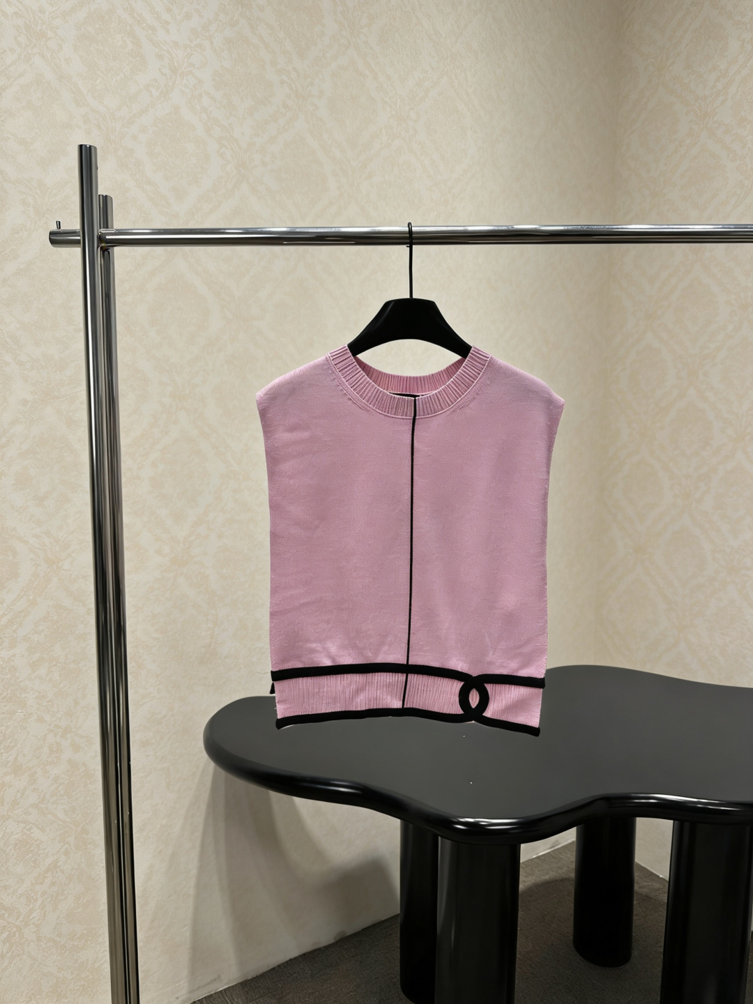 NO:796876,Chanel pink knitted vest, this pink knitted vest is made of soft knitted material, simple and elegant, the black trim + buckle design is super detailed, sleeveless style, it is OK to wear alone or layered with shirts and dresses in spring and autumn, it is easy to create a layered outfit, the smoky gray is low-key and versatile, it can be used for commuting, leisure, and literary styles, and it looks good with any combination!  Size SML,,chanel,skirts,shirts,19860909Chanel粉色针织马甲,这款粉色针织马甲,柔软针织材质,简约大方,黑色边饰+环扣设计超有细节感,无袖款式,春秋单穿或叠搭衬衫、连衣裙都很OK,轻松打造层次感穿搭,烟灰色低调百搭,通勤、休闲、文艺风都能hold住,怎么搭都好看！码数SML,,chanel,skirts,shirts,,Women's clothing