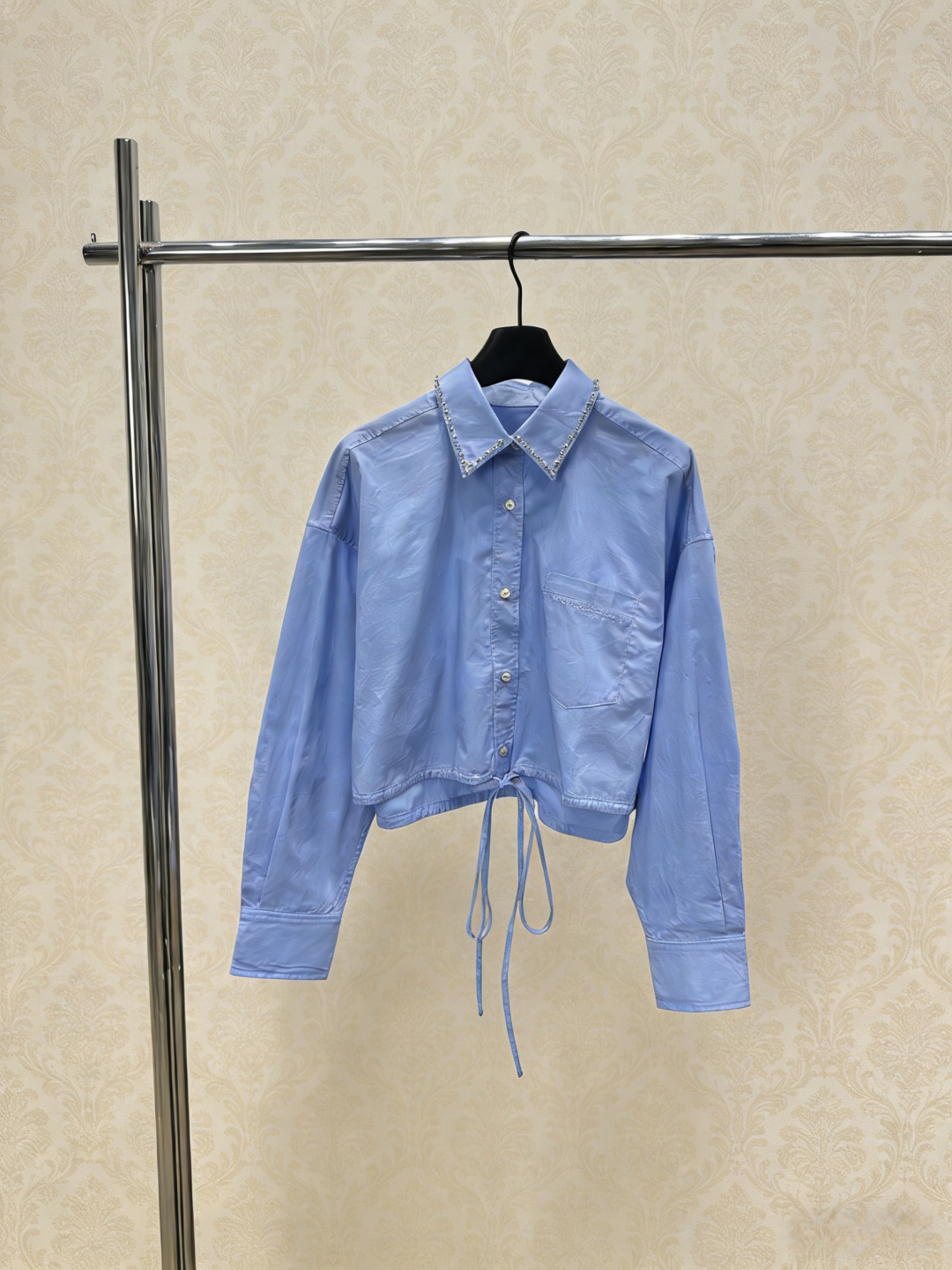 NO:796870,Alexander Wang blue strap shirt, this Alexander Wang blue strap shirt is made of light cotton fabric, super comfortable to wear in spring and summer, fake two-piece design + collar rivets, full of street feel, adjustable hem straps, you can switch the silhouette at will, the small chest pocket is practical and stylish, the light blue color is fresh, it can be easily worn for commuting and leisure, it looks great with jeans or skirts, simple and yet individual, a must-have for fashionable girls!  Size SML,,alexander wang,skirts,jeans,shirts,19860909Alexander Wang 蓝色绑带衬衫,这款亚历山大王蓝色绑带衬衫,采用轻薄棉质面料,春夏穿超舒服,假两件设计+领口铆钉,街头感满满,下摆绑带可调节,随心切换廓形,胸前小口袋实用又有型,浅蓝色调清新,通勤休闲都能轻松驾驭,搭牛仔裤或半裙都很出彩,简约又不失个性,时髦女孩必备！码数SML,,alexander wang,skirts,jeans,shirts,,Women's clothing