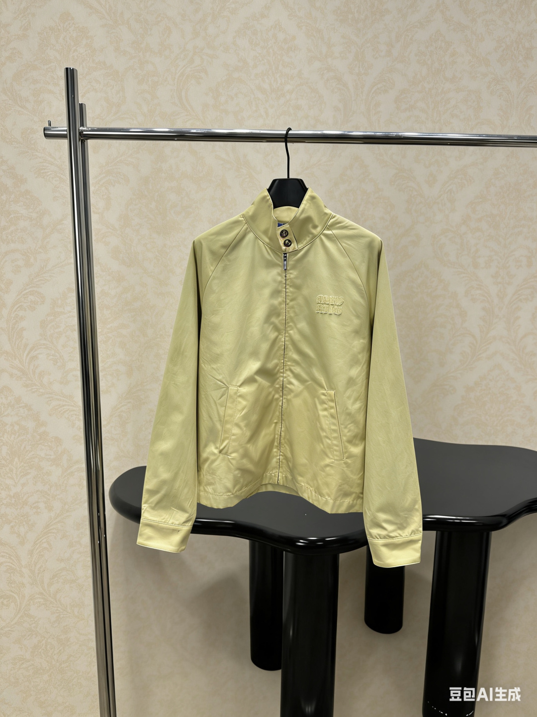 NO:796887,MiuMiu 2026 spring and summer new model chick yellow stand-up collar jacket, light and thin fabric, very suitable for spring and summer!  The stand-up collar + zipper design is simple and practical. The cuffs and hem are elasticated, comfortable and warm. The goose yellow color is super eye-catching. It looks great with a white shirt or jeans. It can be easily worn for commuting and leisure. It is the same style for the show and has a perfect sense of fashion. It is a must-have hot item for spring!  Size SML,,miumiu,jeans,jackets & coats,shirts,19860909MiuMiu2026春夏新款小鸡黄立领夹克,轻薄面料,春夏穿超合适！立领+拉链设计,简约又实用,袖口和下摆松紧收口,舒适又保暖,鹅黄色超亮眼,搭配白衬衫或牛仔裤都很出彩,通勤休闲都能轻松驾驭,秀场同步款,时尚感满分,是开春必入热门单品！码数SML,,miumiu,jeans,jackets & coats,shirts,,Women's clothing