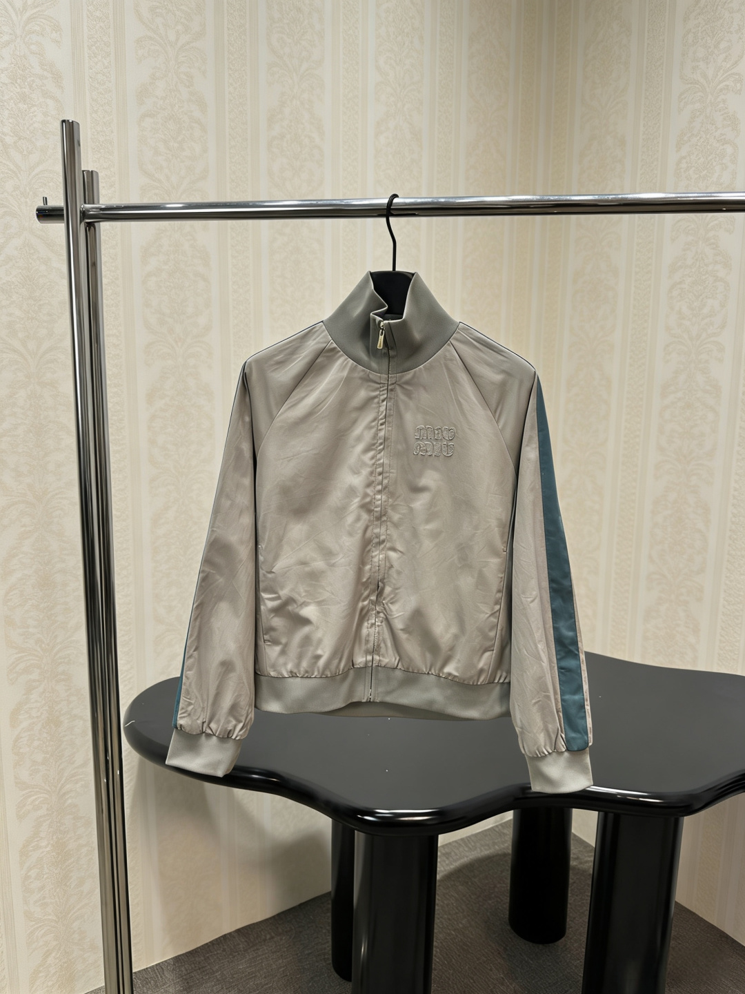 NO:796881,MiuMiu's new 2026 spring and summer retro sports splicing jacket. This retro splicing jacket has a khaki main tone + green stripes. It is full of sportiness. It is made of lightweight nylon, zipper opening and closing, and a stand-up collar design. The brand logo on the chest is very recognizable. It is short and tailored. Pair it with a high-waisted skirt or jeans. You can easily get American campus style or sweet and cool style. It is the first choice for early autumn. It is great for commuting, shopping, and taking photos. It is comfortable and fashionable, and can easily handle various occasions!  Size SML,,miumiu,skirts,jeans,jackets & coats,19860909MiuMiu2026春夏新款复古运动拼接夹克,这款复古拼接夹克,卡其色主调+绿色条纹,运动感满满,轻质尼龙材质,拉链开合,立领设计,胸前品牌徽标超有辨识度,短款剪裁,搭配高腰裙or牛仔裤,轻松get美式校园风or甜酷风,早秋穿搭首选,通勤、逛街、拍照都很出片,舒适又时髦,轻松驾驭各种场合！码数SML,,miumiu,skirts,jeans,jackets & coats,,Women's clothing