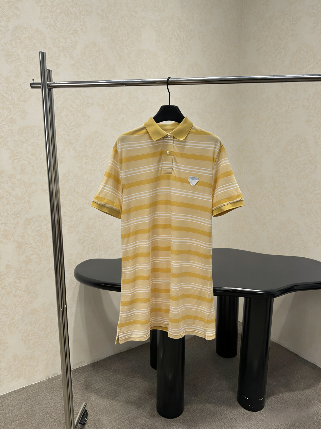 NO:796875,Prada 2026 spring and summer yellow and white striped Polo skirt, loose fit, super figure-friendly, light and breathable fabric, super comfortable to wear in summer, yellow and white stripes + classic Polo collar, retro and fashionable, the logo on the chest is low-key and recognizable, the skirt length is moderate, it can be worn alone or layered, it can be easily used for commuting and leisure, it is a practical and fashionable must-have item!  Code numberSML,,prada,skirts,19860909Prada 2026春夏黄白条纹Polo裙,宽松版型超显身材友好,轻盈透气面料,夏天穿超舒服,黄白条纹+经典Polo领,复古又时髦,胸前Logo低调有辨识度,裙长适中,单穿or叠穿都OK,通勤休闲都能轻松驾驭,是实用又时髦的必备单品！码数SML,,prada,skirts,,Women's clothing