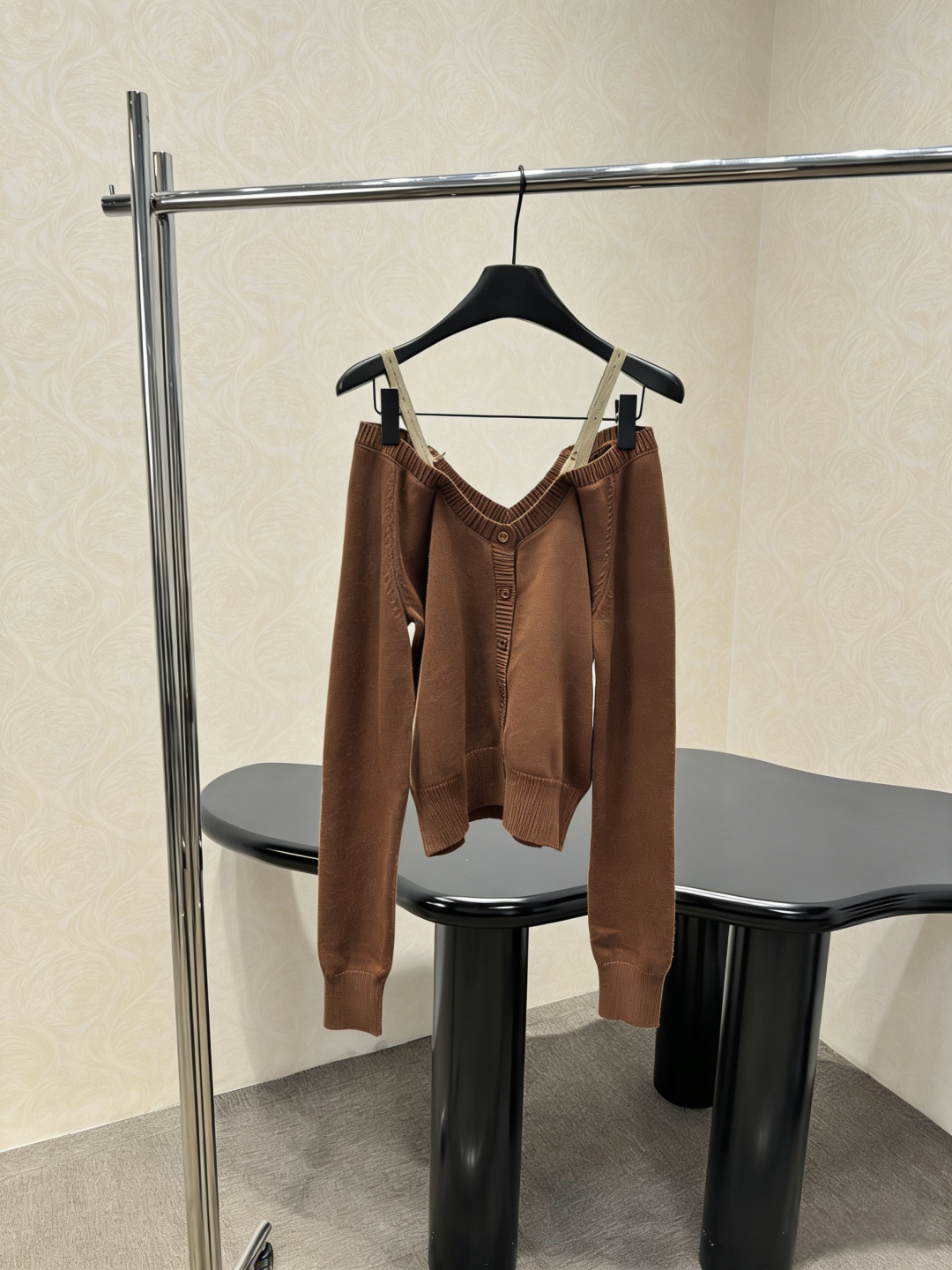 NO:796869,MiuMiu brown knitted cardigan suspender two-piece set. This brown knitted cardigan suspender two-piece set is made of soft knitted fabric, close-fitting and warm. It is very suitable for autumn and winter. The cardigan has a V-neck + button design, which is full of simple retro style. The suspenders are of the same color and have a layered feel. It can be worn alone or layered. It can be easily controlled for daily commuting and leisure. Pair it with high-waisted pants or skirts to directly enhance your gentle temperament!  Code numberSML,,miumiu,skirts,19860909MiuMiu棕色针织开衫吊带两件套,这套棕色针织开衫吊带两件套,柔软针织面料,贴身又保暖,秋冬穿超合适,开衫是V领+纽扣设计,简约复古风满满,吊带同色系,层次感up,单穿or叠搭都OK.日常通勤、休闲都能轻松驾驭,搭配高腰裤or半身裙,温柔气质直接拉满！码数SML,,miumiu,skirts,,Women's clothing