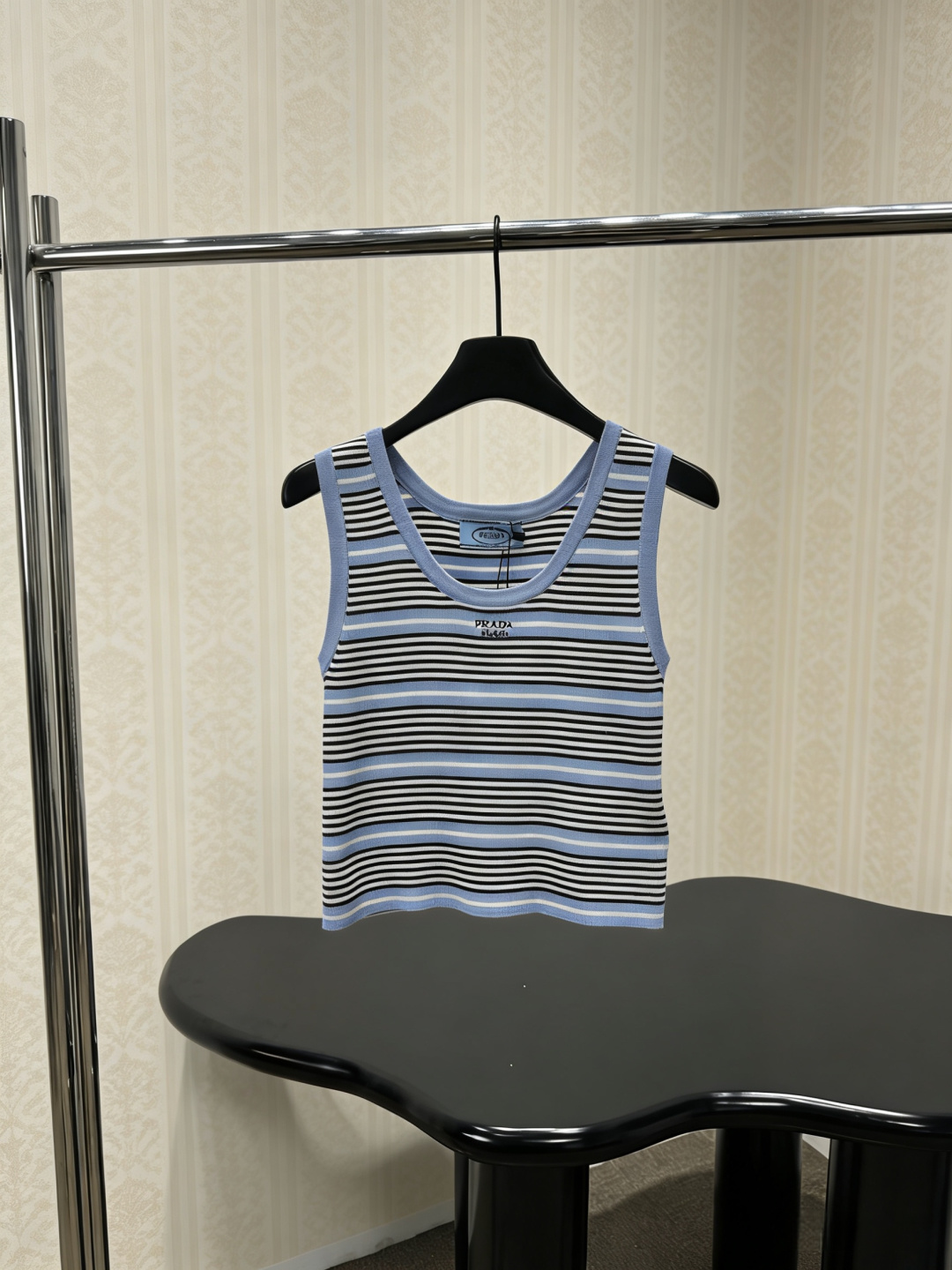 NO:796892,Prada blue and white striped knitted vest, soft elastic fabric, comfortable and not tight, blue, white and black contrasting stripes + round neck and narrow shoulder straps, slim tailoring to modify the shoulder and neck lines, short design to raise the waistline, show body proportions, embroidered logo on the chest is very recognizable, it is great to wear alone or layered with shirts in spring and summer, it can be easily used for commuting and leisure, it is a versatile and practical fashion item!  ,,prada,shirts,19860909Prada蓝白条纹针织背心,柔软弹力面料,贴合舒适不紧绷,蓝白黑撞色条纹+圆领窄肩带,修身剪裁修饰肩颈线条,短款设计拉高腰线,显身材比例,胸前刺绣Logo超有辨识度,春夏单穿或叠搭衬衫都很出彩,通勤休闲都能轻松驾驭,是百搭实用的时尚单品！,,prada,shirts,,Women's clothing