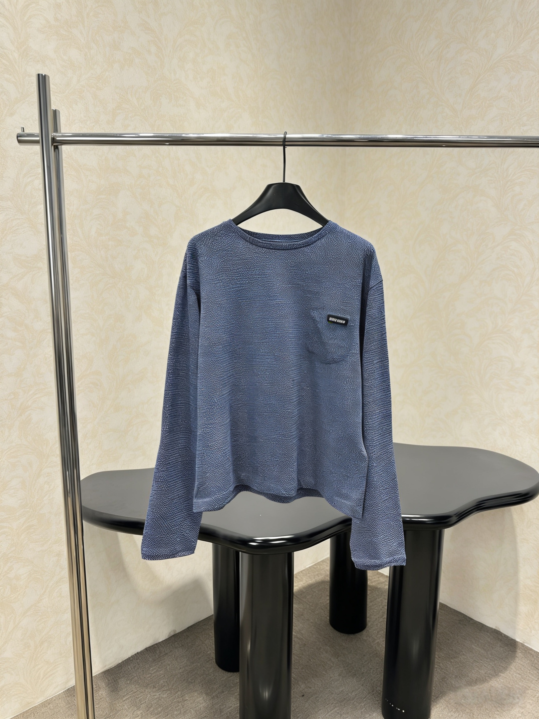 NO:796886,MiuMiu 2026 spring and summer series dark blue waffle long-sleeved T-shirt, pure cotton material, soft and comfortable, super friendly for daily wear, round neck + small chest pocket, simple and detailed, waffle texture enhances texture, dark blue versatile, easy to match jeans or casual pants, OK for commuting and leisure, high-end positioning, both quality and design, suitable for you who pursue fashion!  Code number SML,,miumiu,jeans,tees,t-shirt,19860909MiuMiu2026春夏系列深蓝色华夫格长袖T恤,纯棉材质,柔软舒适,日常穿着超友好,圆领+胸前小口袋,简约又有细节感,华夫格纹理提升质感,深蓝色百搭,轻松搭配牛仔裤或休闲裤,通勤休闲都OK,高端定位,品质与设计感兼具,适合追求时尚的你！码数SML,,miumiu,jeans,tees，t-shirt,,Women's clothing