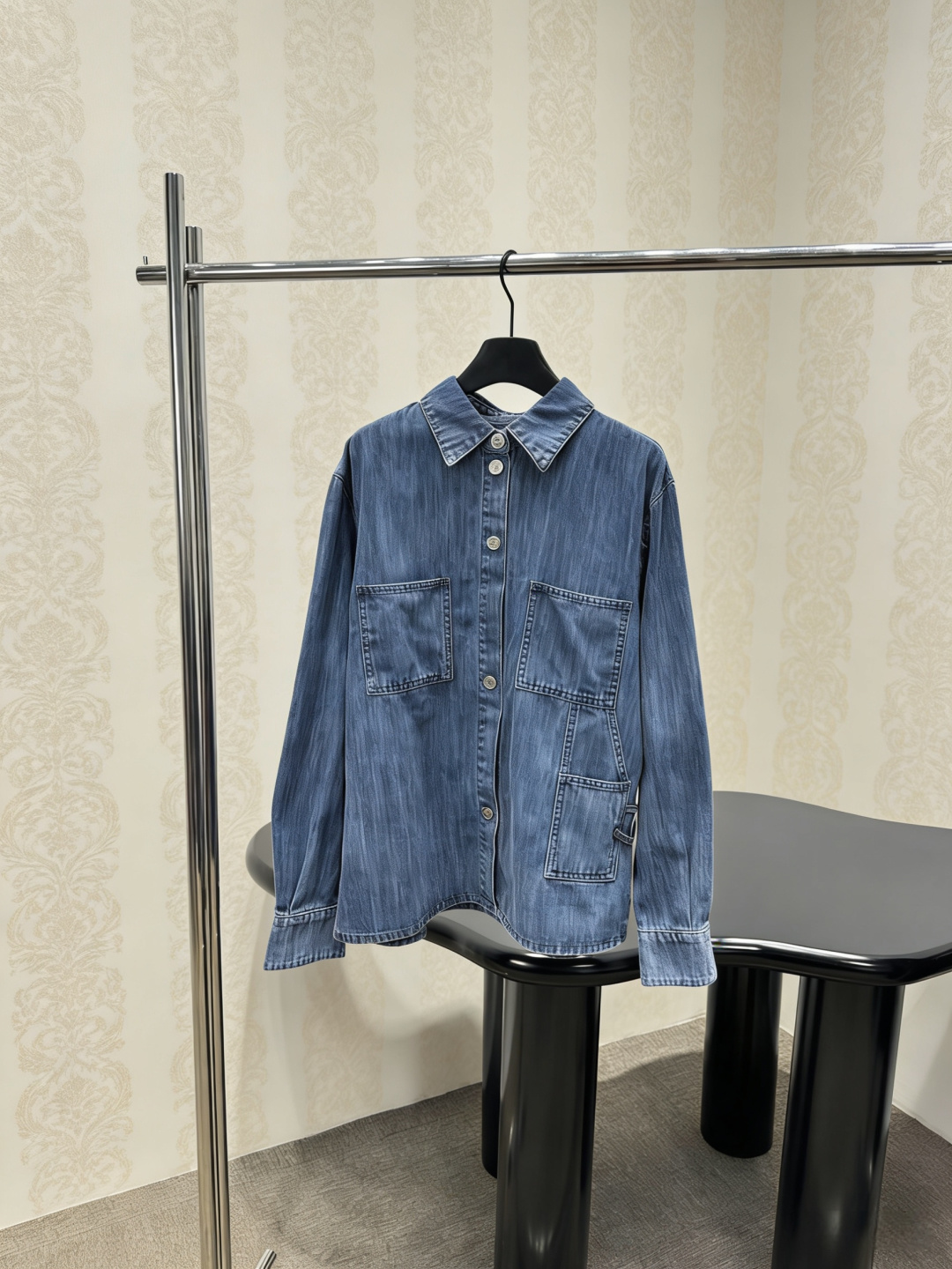 NO:796880,Chanel Chanel 2026 series denim shirt jacket is made of combed cotton, heavy twill denim, stonewashed to create a retro blue tone, soft and crisp texture, loose shoulder cut, classic peak collar + double C metal buttons, perfect brand recognition, double patch pockets on the front + asymmetric tool bag, full of workwear aesthetic details, easy to control for daily commuting and leisure, great to wear alone or layered, it is a long-term denim item!  Size SML,,chanel,chanel,jackets & coats,shirts,19860909Chanel香奈儿2026系列牛仔衬衫外套,采用精梳棉,重磅斜纹牛仔布,石洗工艺打造复古蓝色调,质感柔软又挺括,宽松落肩剪裁,经典尖领+双C金属纽扣,品牌辨识度满分,前片双贴袋+不对称工具袋,工装美学细节拉满,日常通勤、休闲都能轻松驾驭,单穿或叠搭都很出彩,是长期主义牛仔单品！码数SML,,chanel,chanel,jackets & coats,shirts,,Women's clothing