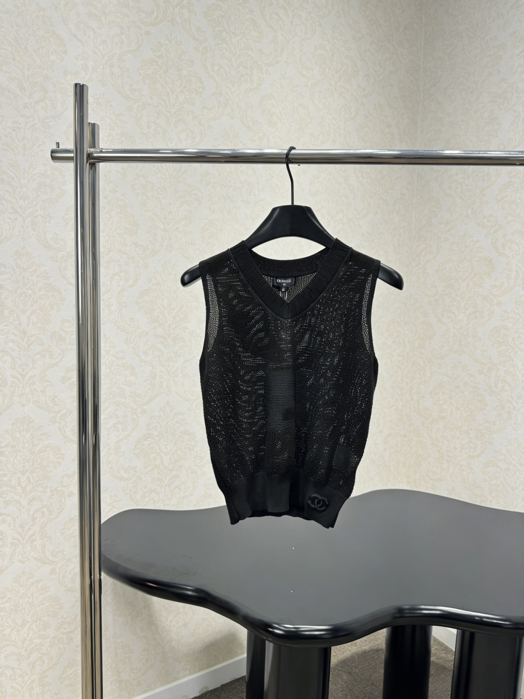 NO:796874,Chanel black knitted vest, made of light and breathable yarn knitted material, V-neck sleeveless design, simple and exquisite, with delicate texture on the front, and the double C logo in the lower left corner is very recognizable. It can be easily controlled for daily commuting and leisure. It is versatile to wear alone or inside. It goes well with shirts, jackets or high-waisted pants. It is full of high-end fashion sense, with both quality and design. It is a must-have for fashionistas!  Size S ML,,chanel,chanel,jackets & coats,shirts,19860909Chanel香奈儿黑色针织背心,轻薄透气纱线针织材质,V领无袖设计,简约又精致,正面纹理细腻,左下角双C标志超有辨识度,日常通勤、休闲都能轻松驾驭,单穿或内搭都很百搭,搭配衬衫、外套或高腰裤都很出彩,高端时尚感满满,品质与设计兼具,时髦精必入！码数S ML,,chanel,chanel,jackets & coats,shirts,,Women's clothing