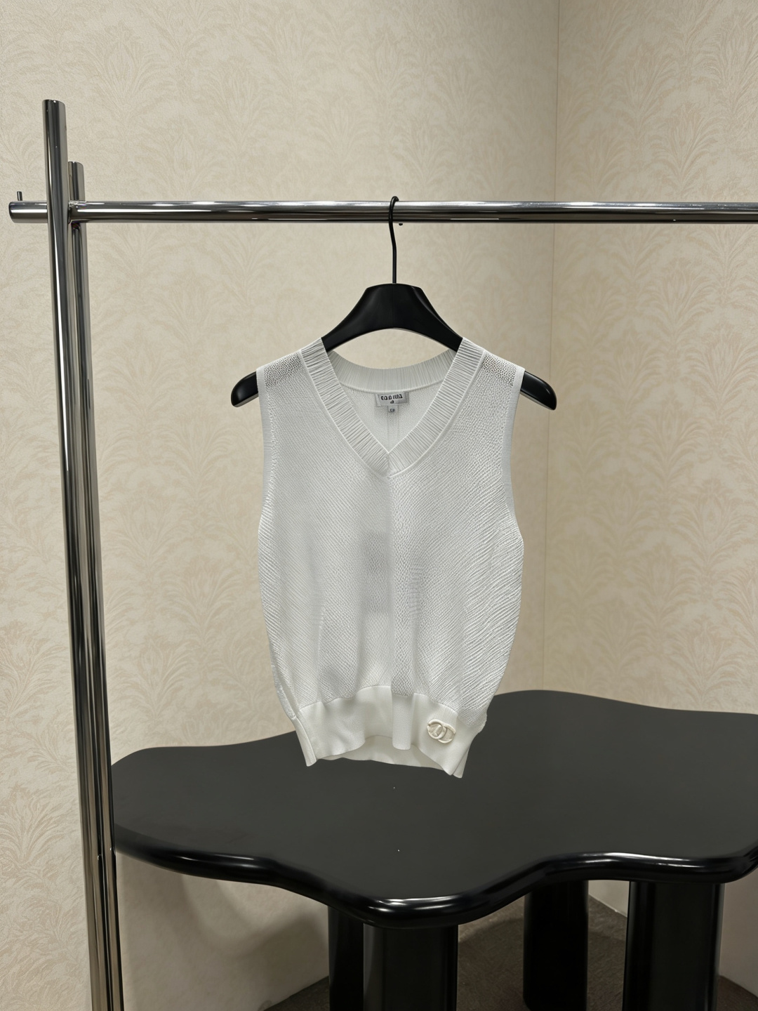 NO:796868,Chanel white knitted vest, made of light and breathable yarn knitted material, V-neck sleeveless design, simple and exquisite, with delicate texture on the front, and the double C logo in the lower left corner is very recognizable. It can be easily controlled for daily commuting and leisure. It is versatile to wear alone or as an inner layer. It goes well with shirts, jackets or high-waisted pants. It is full of high-end fashion sense, with both quality and design. It is a must-have for fashionistas!  Size S ML,,chanel,chanel,jackets & coats,shirts,19860909Chanel香奈儿白色针织背心,轻薄透气纱线针织材质,V领无袖设计,简约又精致,正面纹理细腻,左下角双C标志超有辨识度,日常通勤、休闲都能轻松驾驭,单穿或内搭都很百搭,搭配衬衫、外套或高腰裤都很出彩,高端时尚感满满,品质与设计兼具,时髦精必入！码数S ML,,chanel,chanel,jackets & coats,shirts,,Women's clothing