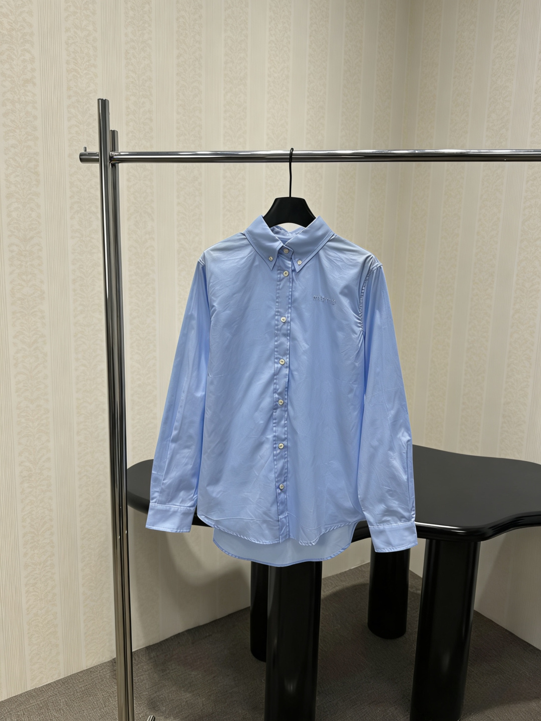 NO:796865,MiuMiu's 2026 spring and summer new light blue long-sleeved shirt is made of poplin cotton, light and breathable, super comfortable to wear in spring and autumn, loose silhouette + shoulder tailoring, simple and fashionable lapel design, super stylish hem and cuff wire details, casual concave shape, low-key and recognizable brand embroidery on the chest, can be easily managed for commuting, leisure, and street photography. Pair it with a short skirt or jeans to easily get a relaxed look!  Size SML,,miumiu,skirts,jeans,shirts,19860909MiuMiu2026春夏新款浅蓝色长袖衬衫,采用府绸棉,轻薄透气,春秋穿超舒服,宽松廓形+正肩剪裁,翻领设计简约又时髦,衣摆和袖口钢丝细节超有型,随心凹造型,胸前品牌刺绣低调有辨识度,通勤、休闲、街拍都能轻松驾驭,搭配短裙或牛仔裤,轻松get松弛感穿搭！码数SML,,miumiu,skirts,jeans,shirts,,Women's clothing