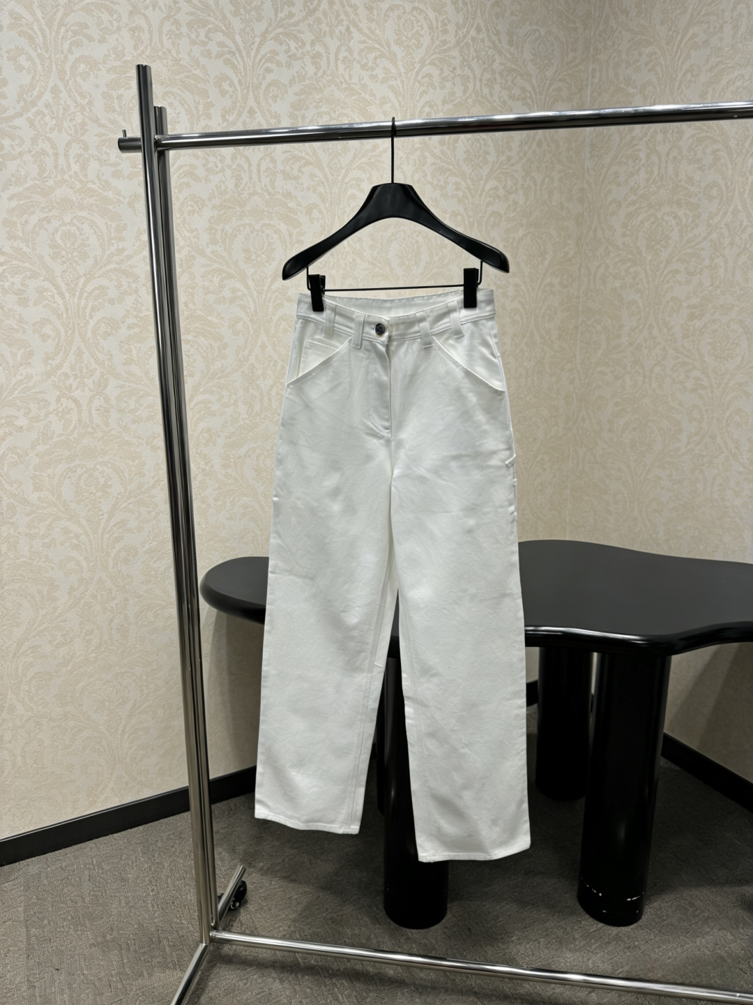 NO:796861,Chanel white straight jeans, these white straight jeans are made of high-quality denim fabric, soft and elastic, super comfortable to wear, high-waisted straight design, modify the leg shape, make you look slimmer and taller, white and versatile, can be easily worn for commuting, leisure, and vacation, they look great with T-shirts or shirts, exquisite details, perfect texture, it is a must-have classic item in the wardrobe!  Size SML,,chanel,chanel,jeans,shirts,tees,t-shirt,19860909Chanel香奈儿白色直筒牛仔裤,这款白色直筒牛仔裤,采用高品质丹宁面料,柔软有弹性,穿着超舒适,高腰直筒设计,修饰腿型,显瘦又显高,白色百搭,通勤、休闲、度假都能轻松驾驭,搭配T恤或衬衫都很出彩,精致细节,质感满分,是衣橱必备经典单品！码数SML,,chanel,chanel,jeans,shirts,tees，t-shirt,,Women's clothing