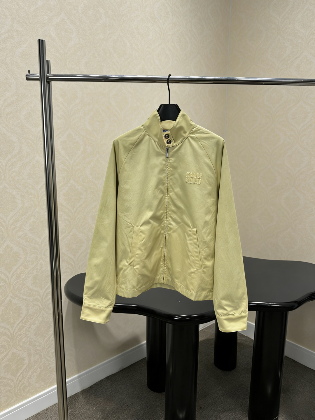 NO:797508,MiuMiu 2026 spring light yellow jacket, this light yellow jacket is made of light and thin fabric and is very suitable for spring and autumn. It has a simple stand-up collar + zipper design, the brand embroidery on the chest is very recognizable, and the pockets on both sides are practical and good-looking. It can be easily controlled for daily commuting and leisure. The light yellow color is fresh and versatile, and it looks great with jeans or casual pants, making it easy to create a fashionable look!  Size SML,,miumiu,jeans,jackets & coats,19860909MiuMiu2026春款浅黄色外套,这款浅黄色外套,轻薄面料超适合春秋穿,简约立领+拉链设计,胸前品牌刺绣超有辨识度,两侧口袋实用又好看,日常通勤、休闲都能轻松驾驭,浅黄色清新又百搭,配牛仔裤或休闲裤都很出彩,轻松打造时髦感！ 码数SML,,miumiu,jeans,jackets & coats,,Women's clothing