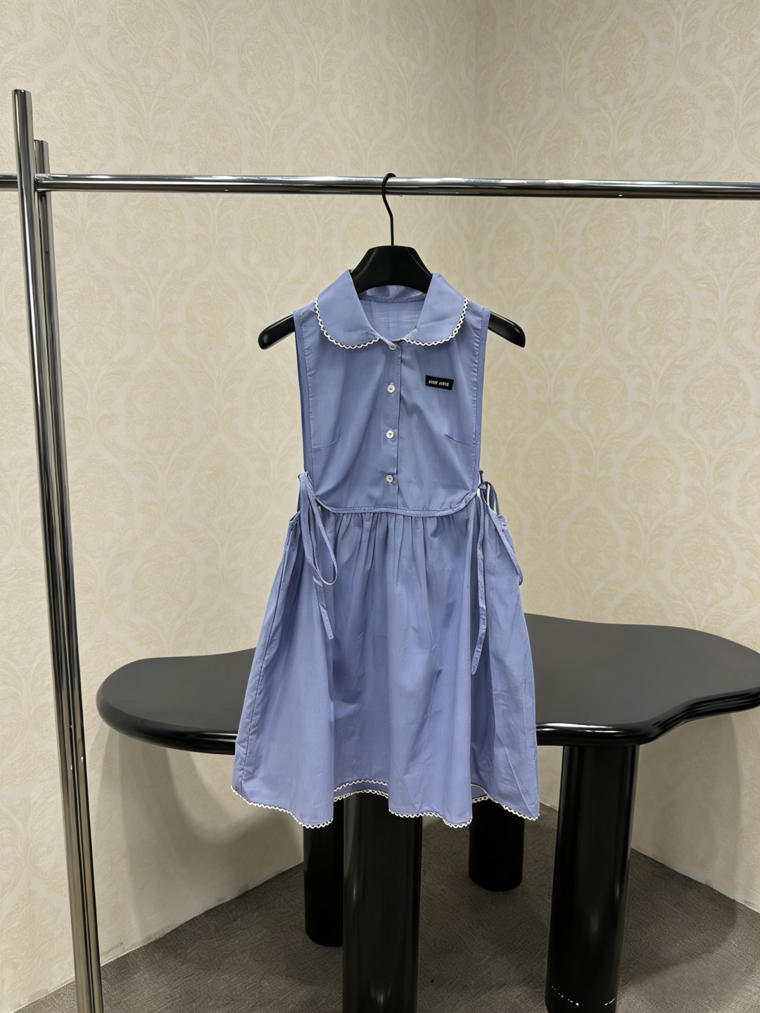NO:797496,MiuMiu blue doll collar dress, this light blue sleeveless dress is full of college style. The doll collar + lace edges are super detailed. The waist drawstring is adjustable and can easily outline the waistline. The skirt is loose, light and breathable. It is super comfortable to wear in summer. The sleeveless design is refreshing and shows the shoulder line. It is suitable for dates, shopping and afternoon tea. Pair it with loafers or canvas bags to easily achieve a girlish and elegant temperament!  Code numberSML,,miumiu,loafers,skirts,19860909MiuMiu蓝色娃娃领连衣裙,这款浅蓝色无袖连衣裙,学院风满满,娃娃领+蕾丝边超有细节感,腰部抽绳可调节,轻松勾勒腰线,裙摆宽松,轻盈透气,夏天穿超舒服,无袖设计清爽又显肩线,约会、逛街、下午茶都很适合,搭配乐福鞋或帆布包,少女感和优雅气质轻松拿捏！ 码数SML,,miumiu,loafers,skirts,,Women's clothing