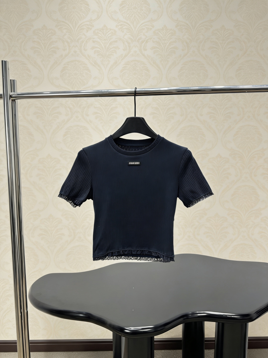 NO:797490,MiuMiu navy blue knitted short-sleeves, slim fit + exquisite lace, low-key and recognizable, soft knitted fabric, fit and comfortable, lace details on the cuffs and hem are super textured. The small logo on the chest, full of brand sense, can be easily carried out in daily commuting and college style. It goes well with skirts or casual pants. MiuMiu has always been exquisite and individual, a must-have for fashionable girls!  Size SML,,miumiu,skirts,T-shirt,19860909MiuMiu藏蓝色针织短袖,修身版型+精致花边,低调又有辨识度,柔软针织面料,贴合舒适,袖口和下摆花边细节超有质感.胸前小Logo,品牌感满满,日常通勤、学院风都能轻松驾驭,搭配半裙或休闲裤都很出彩,MiuMiu一贯的精致与个性,时髦女孩必入！码数SML,,miumiu,skirts,T-shirt,,Women's clothing