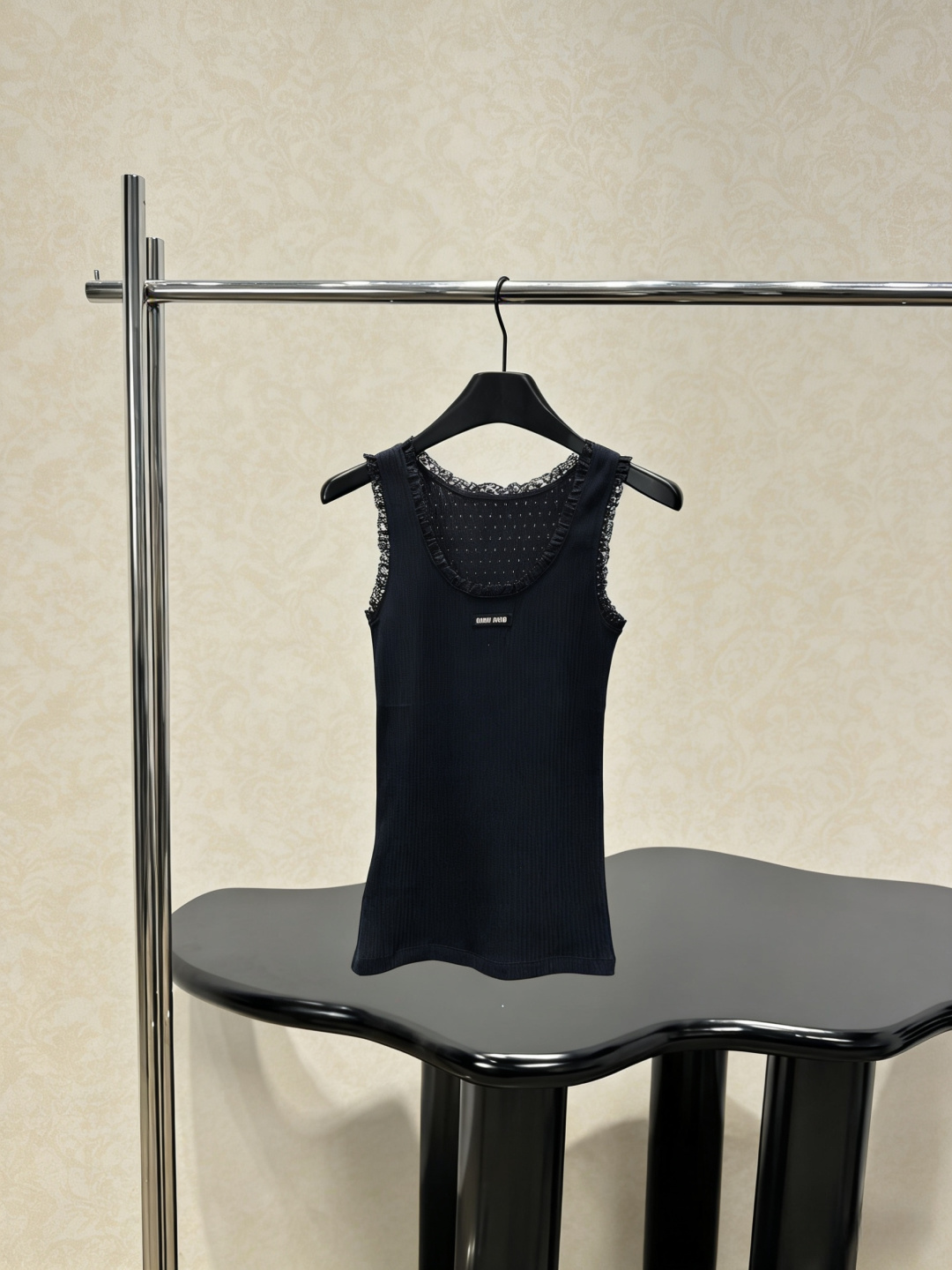 NO:797513,MiuMiu lace knitted vest, this navy blue knitted vest, soft fabric + exquisite lace, simple and elegant, sleeveless design, super breathable in spring and summer, loose fit to cover the belly and make you slim, super friendly to the figure, can be worn alone or layered for daily use, looks great with jeans, skirts, shorts, easy to switch between multiple styles, brand logo details, perfect texture, a must-have for fashionable girls!  Code numberSML,,miumiu,skirts,shorts,jeans,19860909MiuMiu蕾丝花边针织背心,这款藏蓝色针织背心,柔软面料+精致蕾丝花边,简约又优雅,无袖设计,春夏穿超透气,宽松版型遮肚显瘦,对身材超友好,日常单穿or内搭都OK,搭配牛仔裤、半裙、短裤都很出彩,轻松切换多种风格,品牌标志细节,质感满分,时髦女孩必入！码数SML,,miumiu,skirts,shorts,jeans,,Women's clothing