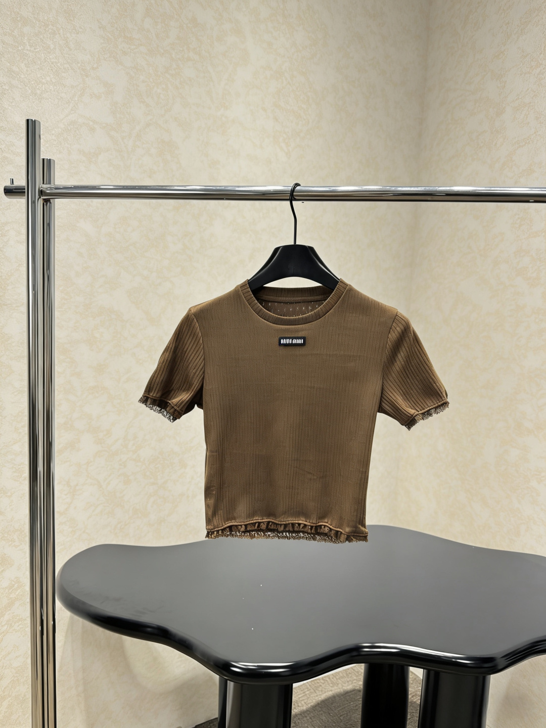 NO:797949,MiuMiu brown knitted short-sleeve, slim fit + exquisite lace, low-key and recognizable, soft knitted fabric, comfortable fit, cuffs and hem lace details are super textured. Small logo on the chest, full of brand sense, can be easily carried out in daily commuting and college style, and looks great with skirts or casual pants. MiuMiu has always been exquisite and individual, a must-have for fashionable girls!  Size SML,,miumiu,skirts,T-shirt,19860909MiuMiu咖啡色针织短袖,修身版型+精致花边,低调又有辨识度,柔软针织面料,贴合舒适,袖口和下摆花边细节超有质感.胸前小Logo,品牌感满满,日常通勤、学院风都能轻松驾驭,搭配半裙或休闲裤都很出彩,MiuMiu一贯的精致与个性,时髦女孩必入！码数SML,,miumiu,skirts,T-shirt,,Women's clothing