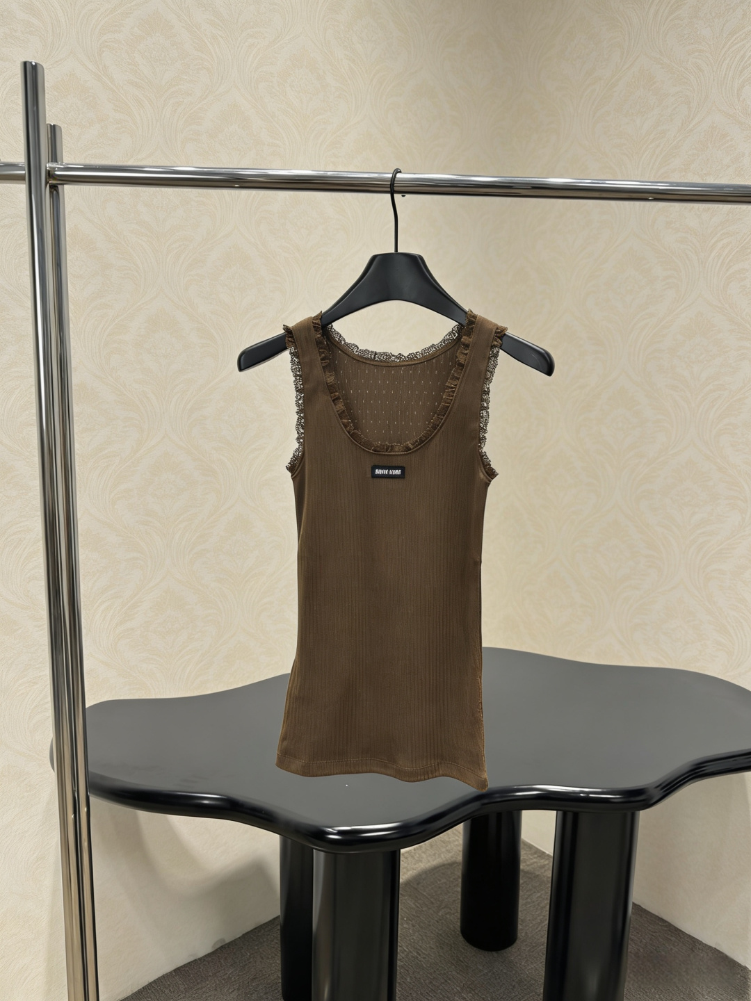 NO:797947,MiuMiu lace knitted vest, this coffee-colored knitted vest, soft fabric + exquisite lace, simple and elegant, sleeveless design, super breathable in spring and summer, loose fit to cover the belly and make you slim, super friendly to the figure, can be worn alone or layered for daily use, looks great with jeans, skirts, shorts, easy to switch between multiple styles, brand logo details, perfect texture, a must-have for fashionable girls!  Code numberSML,,miumiu,skirts,shorts,jeans,19860909MiuMiu蕾丝花边针织背心,这款咖啡色针织背心,柔软面料+精致蕾丝花边,简约又优雅,无袖设计,春夏穿超透气,宽松版型遮肚显瘦,对身材超友好,日常单穿or内搭都OK,搭配牛仔裤、半裙、短裤都很出彩,轻松切换多种风格,品牌标志细节,质感满分,时髦女孩必入！码数SML,,miumiu,skirts,shorts,jeans,,Women's clothing