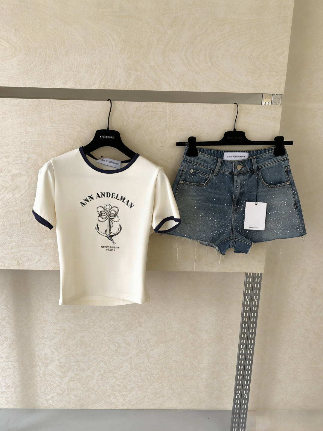 NO:797961,ANN ANDELMAN nautical series contrasting edge printed T-shirt, 2026 early spring new style, round neck short-sleeved design, soft cotton fabric, comfortable and breathable to wear, off-white main color + dark blue contrasting edge, retro American style, anchor pattern on the chest has a super nautical atmosphere, waist cut, modified body shape, looks great with jeans or casual pants, can be easily used for daily commuting, shopping, and leisure occasions, it is a versatile and practical fashion item!  Size SML,,jeans,T-shirt,tees,t-shirt,19860909ANN ANDELMAN航海系列撞色边印花T恤,2026早春新款,圆领短袖设计,柔软棉质面料,穿着舒适透气,米白色主色+深蓝撞色边,复古美式风格,胸前锚图案超有航海氛围感,收腰剪裁,修饰身形,搭配牛仔裤或休闲裤都很出彩,日常通勤、逛街、休闲场合都能轻松驾驭,是百搭实用的时尚单品！码数SML,,jeans,T-shirt,tees，t-shirt,,Women's clothing