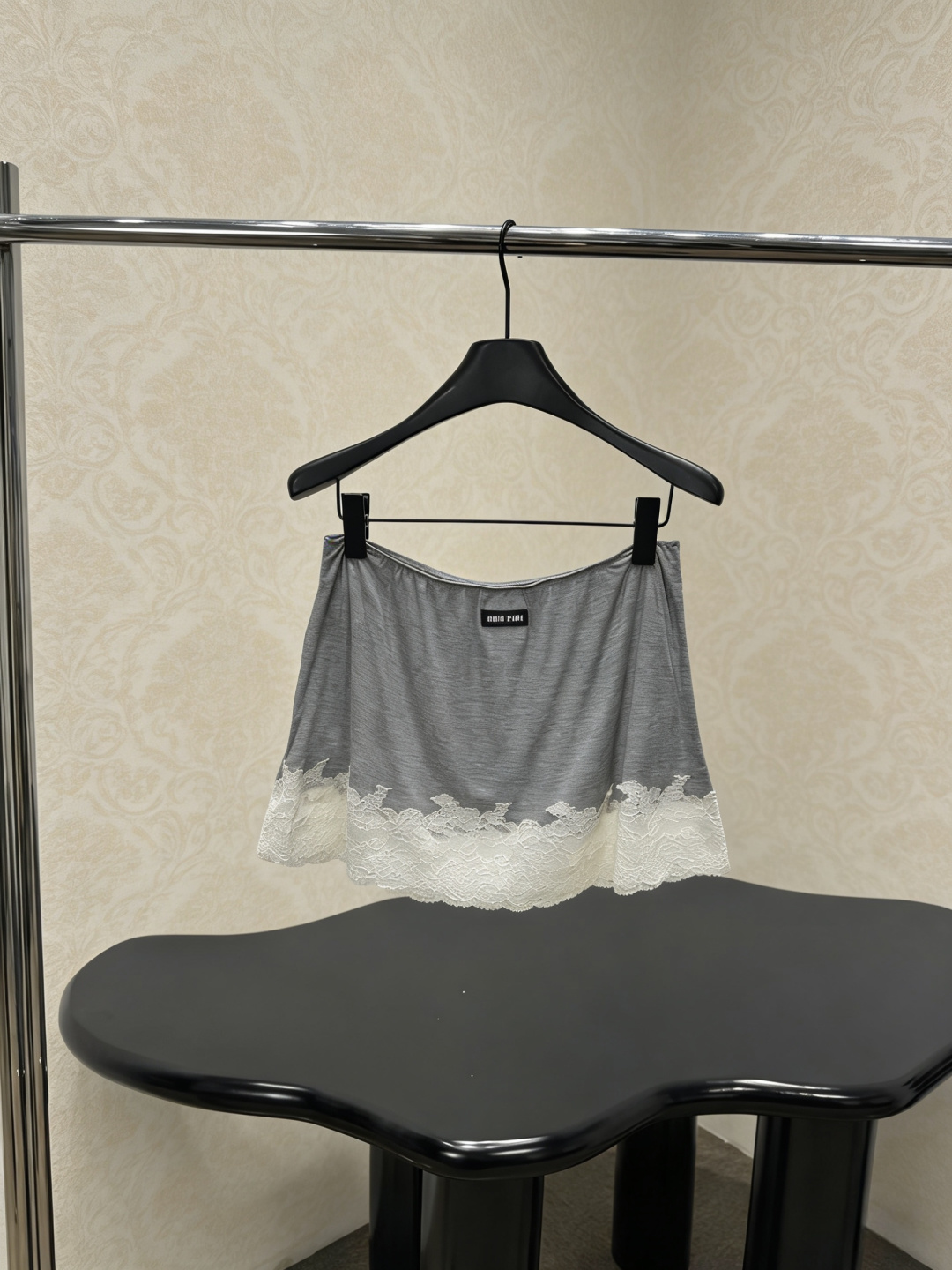 NO:797954,MiuMiu gray lace splicing skirt, light fabric + white lace, full of retro pastoral style, elastic waist design, comfortable and figure-flattering, perfect for daily outings or taking photos, low saturation gray is gentle and white, paired with Mary Jane shoes or suede bag, you can easily get a sweet and cool girly look, a must-have for Miu Miu girls, full of romantic atmosphere!  Size SML,,miumiu,mary jane,skirts,chamois leather,19860909MiuMiu灰色蕾丝拼接半裙,轻薄面料+白色蕾丝花边,复古田园风满满,松紧腰设计,舒适又显身材,日常出街或拍照都超适合,低饱和灰色温柔显白,搭配玛丽珍鞋或麂皮包,轻松get甜酷少女感,Miu Miu女孩必入,浪漫氛围感拉满！ 码数SML,,miumiu,mary jane,skirts,chamois leather,,Women's clothing