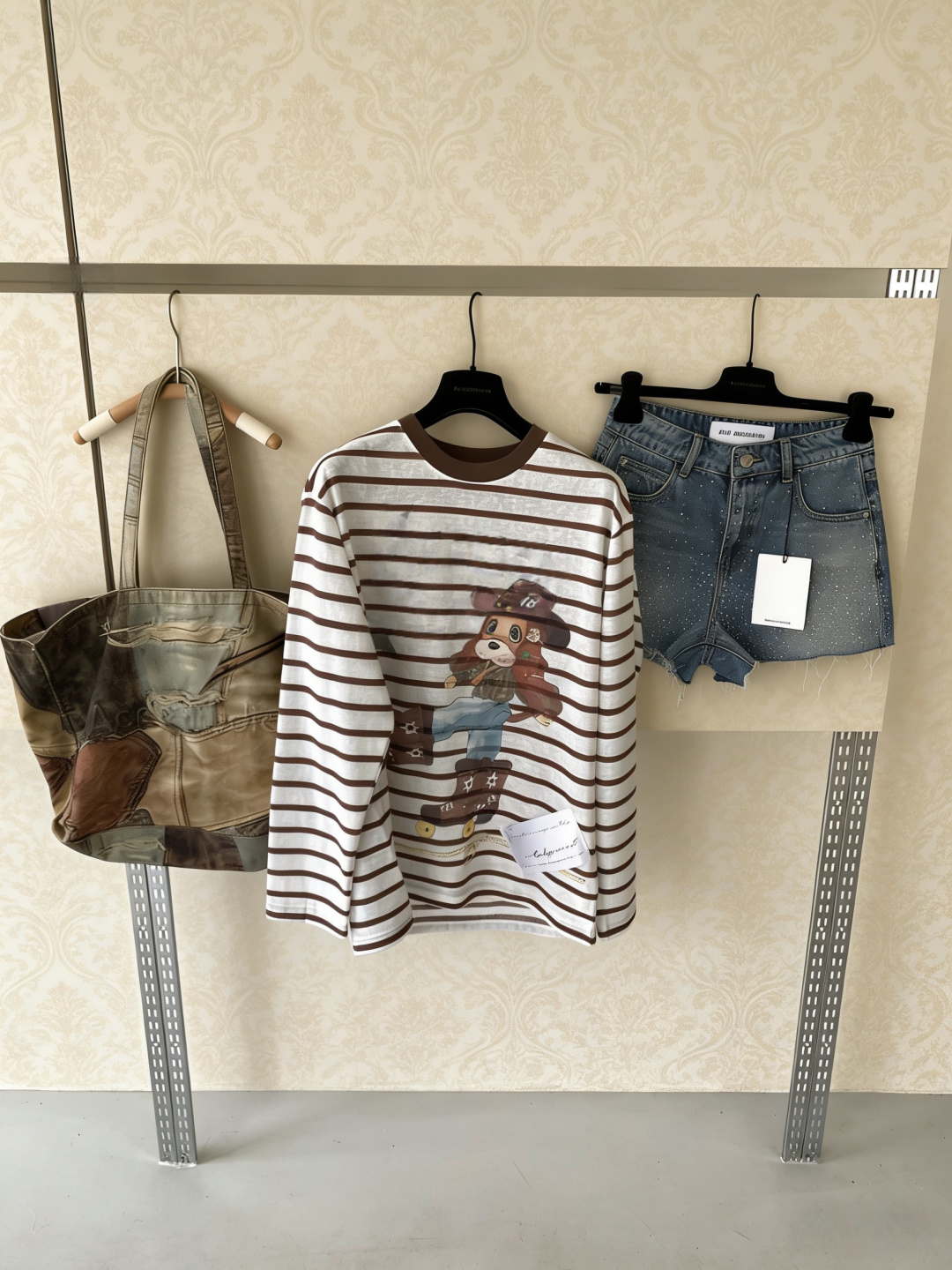 NO:797950,CHEERi UPi 2026 spring new beagle striped long-sleeved T-shirt, coffee white stripes + cartoon beagle print, jeans + knight boots elements, fun and retro, light and breathable fabric, loose fit, can be worn alone or layered, and can be easily used in daily outings, commuting, and casual scenes. Paired with jeans or short skirts, a sweet and cool retro-style jacket has both design and comfort, fashionable and versatile!  ,,boots,skirts,jeans,tees,t-shirt,19860909CHEERi UPi 2026春季新款比格犬条纹长袖T恤,咖白条纹+卡通比格犬印花,牛仔裤+骑士靴元素,趣味又复古,轻薄透气面料,宽松版型,单穿叠穿都OK,日常出街、通勤、休闲场景都能轻松驾驭.搭配牛仔裤或短裙,甜酷复古风ge套,设计感与舒适度兼具,时髦又百搭！,,boots,skirts,jeans,tees，t-shirt,,Women's clothing