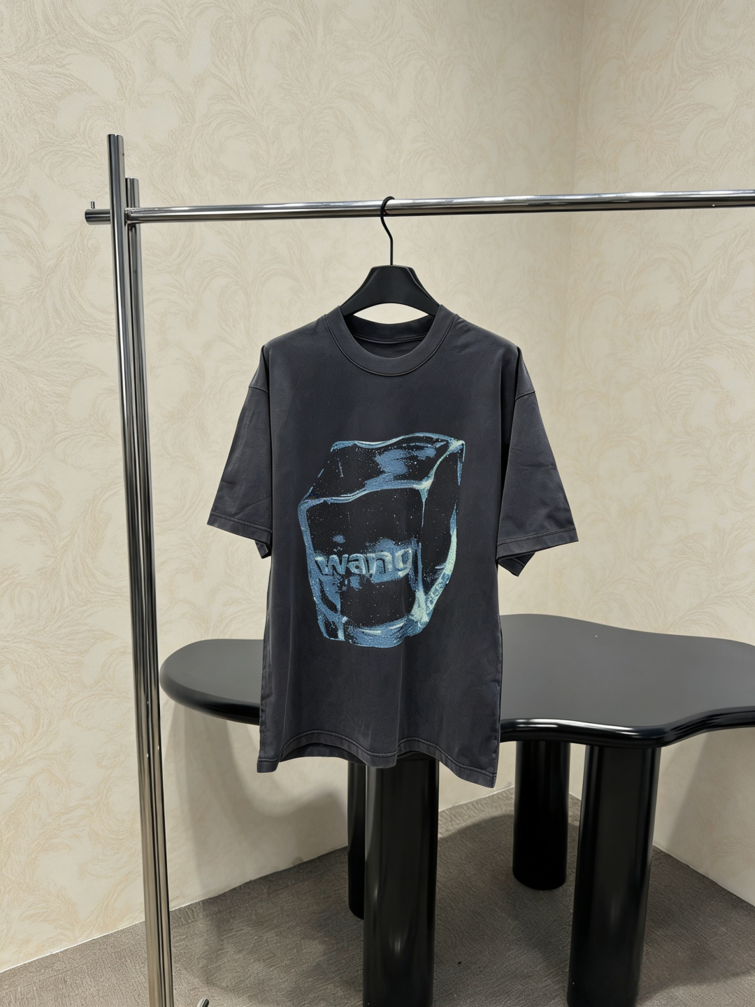 NO:797946,Alexander Wang 2026 Spring and Summer Ice Cube T-shirt, made of black cotton, with an ice cube pattern on the front and the word 'WANG' in gold stamping, is simple and recognizable, has a loose fit, and is the same style for men and women. It can be easily worn in daily or street style. The ice cube element has a summer atmosphere. It goes well with jeans and overalls. It is a popular item for summer wear!  Code number SML,,jeans,tees,t-shirt,19860909Alexander Wang 2026春夏冰块T恤,黑色纯棉材质,正面冰块图案+烫金“WANG”字样,简约又有辨识度,宽松版型,男女同款,日常或街头风都能轻松驾驭,冰块元素超有夏日氛围,搭配牛仔裤、工装裤都很出彩,是夏季穿搭热门单品！码数SML,,jeans,tees，t-shirt,,Women's clothing