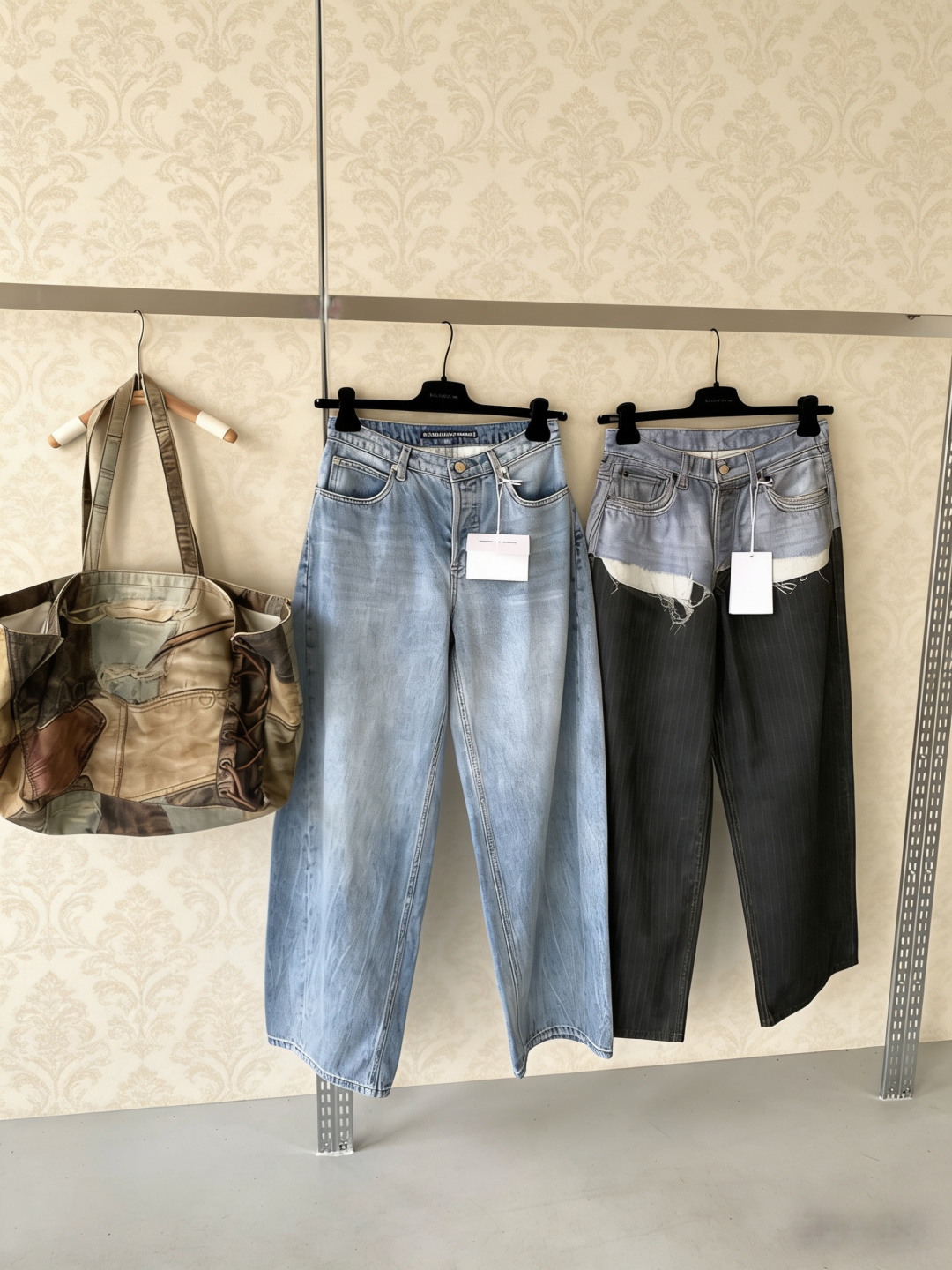 NO:798584,Alexander Wang ripped jeans, these light blue washed ripped jeans, with brand embroidery on the back pocket, full of retro feel, high waist and wide leg design, slimming and flattering leg shape, pear-shaped body friendly, soft and drapey fabric, super comfortable to wear in spring and summer, easy to manage for daily commuting and leisure, ripped holes + distressed details, fashionable and individual, pair with simple tops or sneakers, you can easily get a lazy and high-end look!  Code numberSML,,alexander wang,sneakers,jeans,19860909Alexander Wang亚历山大王破洞牛仔裤,这款浅蓝水洗破洞牛仔裤,后袋有品牌刺绣,复古感满满,高腰阔腿设计,显瘦又修饰腿型,梨形身材友好,面料柔软有垂感,春夏穿超舒服,日常通勤、休闲都能轻松驾驭,破洞+做旧细节,时髦又有个性,搭配简约上衣或运动鞋,轻松get慵懒高级感穿搭！码数SML,,alexander wang,sneakers,jeans,,Women's clothing