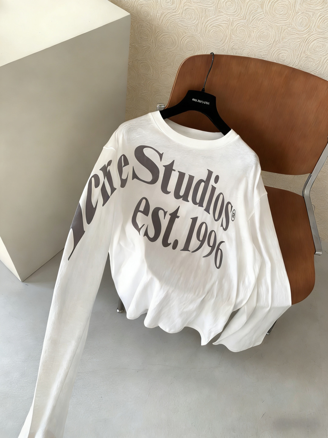 Acne Studios 1996字母长袖，经典圆领设计，全棉材质轻薄透气，春夏穿超舒服！白色主色+黑色