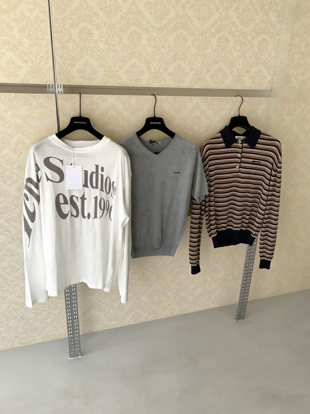 NO:798588,Acne Studios 1996 letter long sleeves, classic round neck design, 100% cotton material, light and breathable, super comfortable to wear in spring and summer!  The white main color + black letters are simple and recognizable. The old craftsmanship brings a retro feel. The oversize version covers the flesh and makes you look slimmer. It can be easily controlled by pear-shaped or small people. It looks great with wide-leg pants and jeans. It can be worn for commuting, dating, and shopping. It has a perfect sense of relaxation!  Code number SML,,acne studios,dior,versace,jeans,19860909Acne Studios 1996字母长袖,经典圆领设计,全棉材质轻薄透气,春夏穿超舒服！白色主色+黑色字母,简约又有辨识度,做旧工艺带来复古感,Oversize版型,遮肉显瘦,梨形身材或小个子都能轻松驾驭,搭配阔腿裤、牛仔裤都很出彩,通勤、约会、逛街都能穿,松弛感满分！码数SML,,acne studios,dior,versace,jeans,,Women's clothing