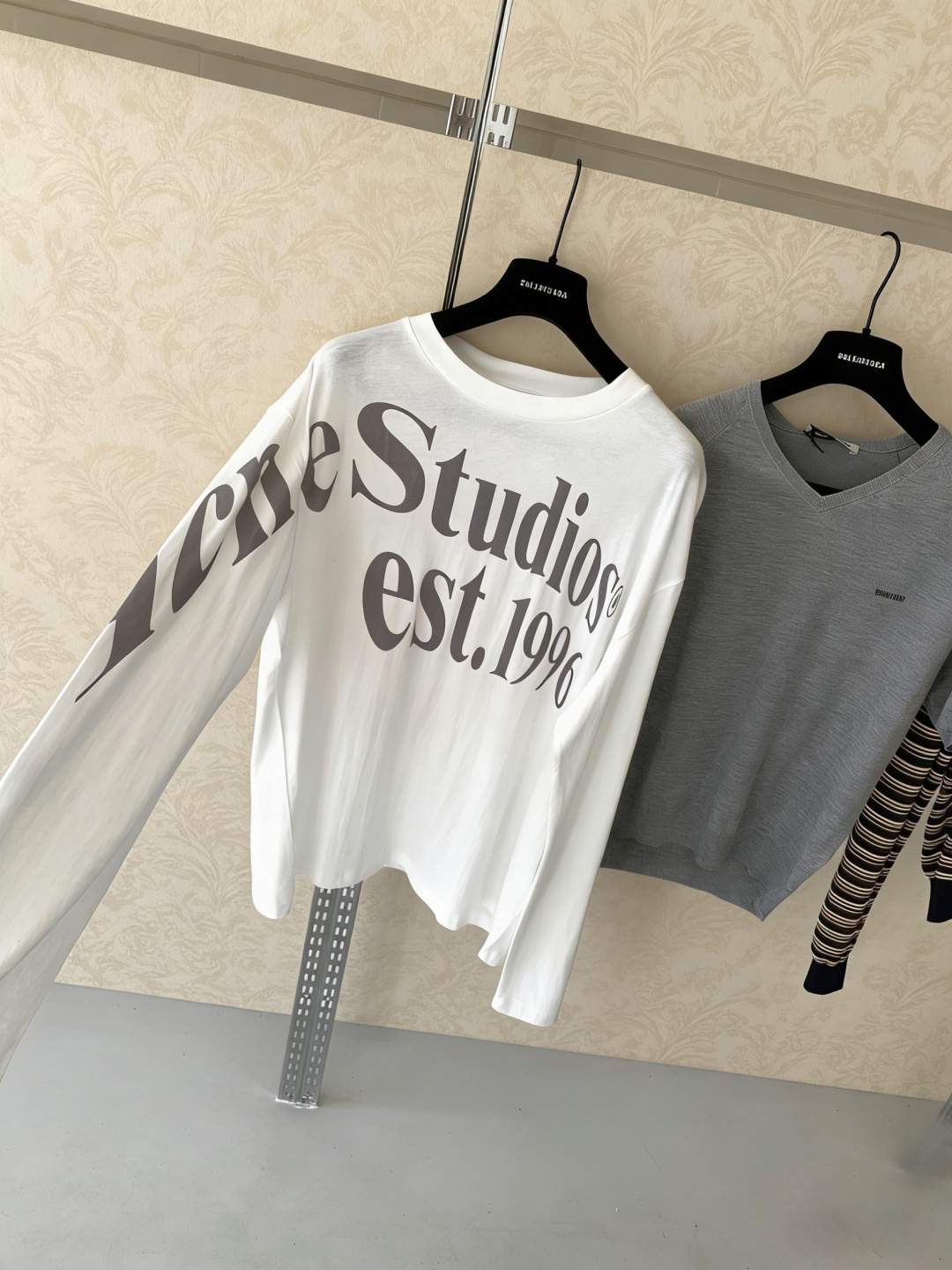 Acne Studios 1996字母长袖，经典圆领设计，全棉材质轻薄透气，春夏穿超舒服！白色主色+黑色
