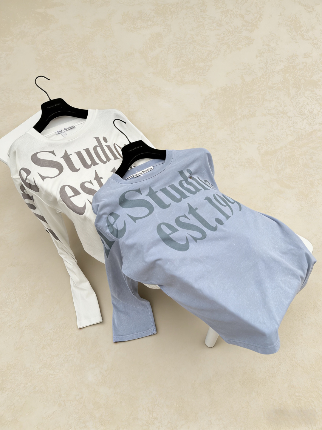 Acne Studios 1996水洗长袖T恤，采用酵素水洗工艺，低饱和浅蓝灰色，复古做旧感满满，全棉面