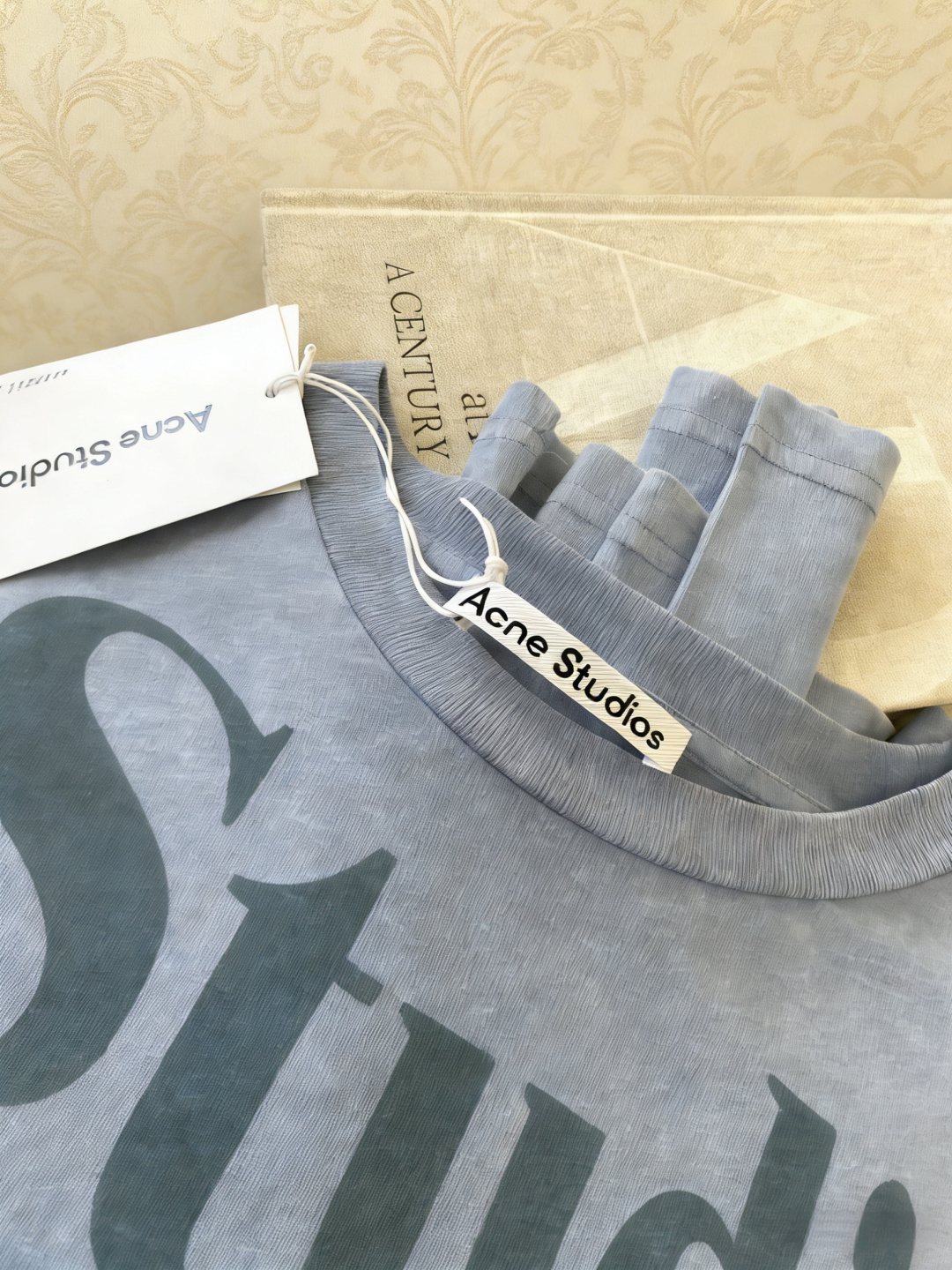 Acne Studios 1996水洗长袖T恤，采用酵素水洗工艺，低饱和浅蓝灰色，复古做旧感满满，全棉面