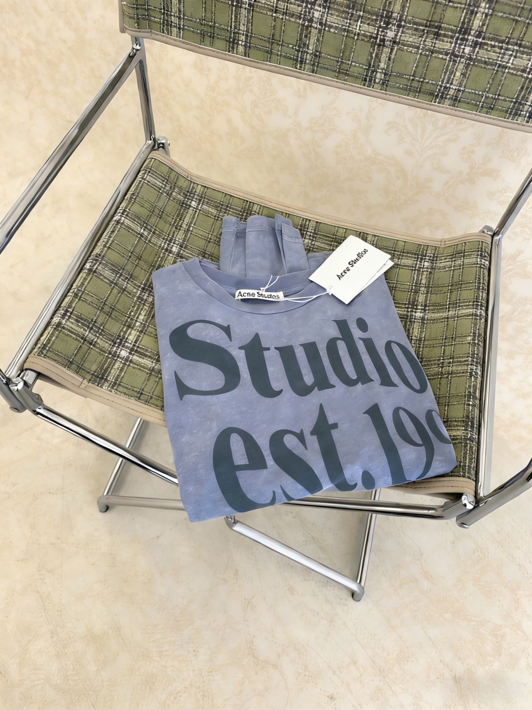 Acne Studios 1996水洗长袖T恤，采用酵素水洗工艺，低饱和浅蓝灰色，复古做旧感满满，全棉面