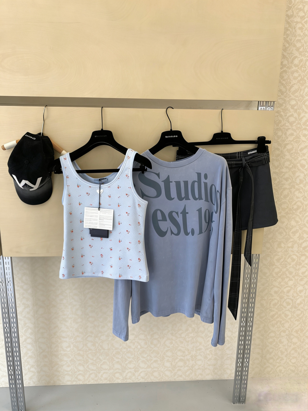Acne Studios 1996水洗长袖T恤，采用酵素水洗工艺，低饱和浅蓝灰色，复古做旧感满满，全棉面
