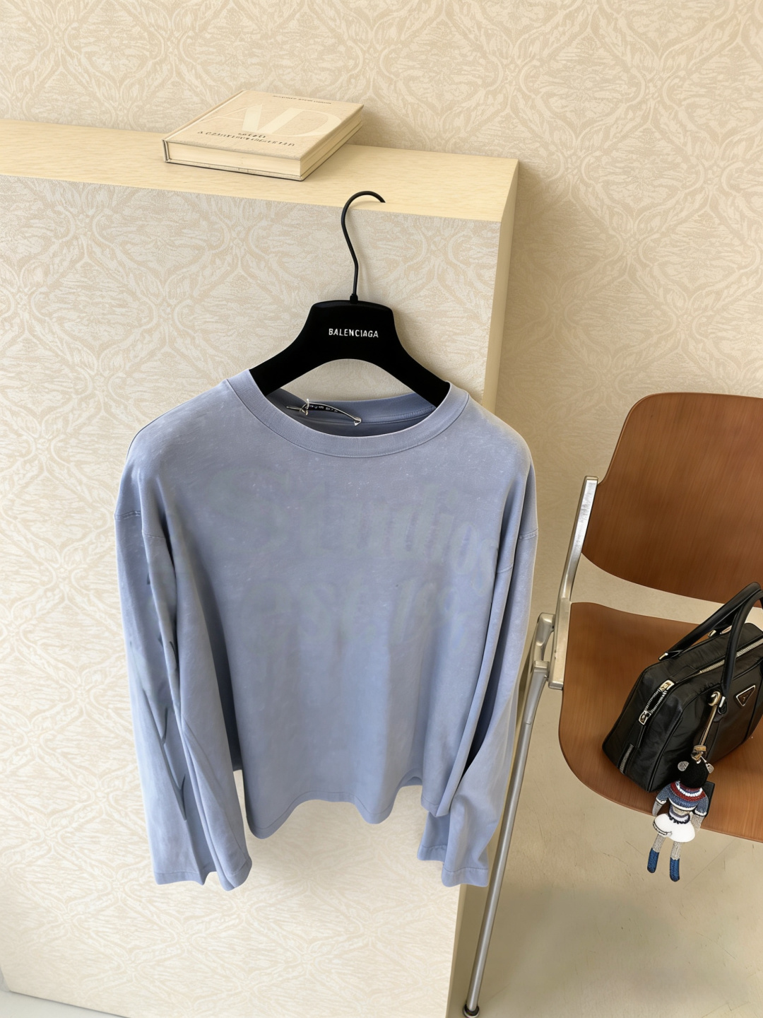 Acne Studios 1996水洗长袖T恤，采用酵素水洗工艺，低饱和浅蓝灰色，复古做旧感满满，全棉面