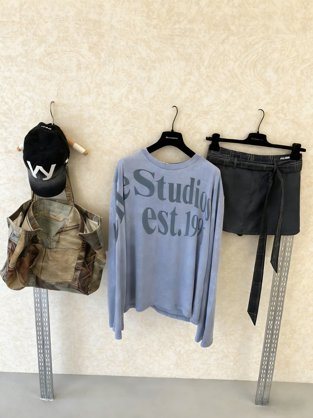 NO:798592,Acne Studios 1996 washed long-sleeved T-shirt, using enzyme washing process, low saturation light blue-gray, full of retro and distressed feel, 100% cotton fabric is light and breathable, super comfortable to wear in spring and summer. 'Studios' on the chest  est.1996' letter print, highly recognizable, loose shoulder style, lazy and casual, a must-buy for those with a pear-shaped figure or those who like to wear looser styles. The hem is adjustable and can be paired with high-waisted pants or skirts to easily create a Korean atmosphere. It is suitable for daily commuting, dating, and shopping. It is comfortable and fashionable!  Size SML,acne studios,dior,skirts,tees,t-shirt,19860909Acne Studios 1996水洗长袖T恤,采用酵素水洗工艺,低饱和浅蓝灰色,复古做旧感满满,全棉面料轻薄透气,春夏穿超舒服.胸前“Studios est.1996”字母印花,辨识度高,宽松落肩版型,慵懒随性,梨形身材或喜欢松弛感穿搭的姐妹必入,下摆可调节,搭配高腰裤或裙装,轻松打造韩系氛围感,日常通勤、约会、逛街都很适合,舒适又时髦！ 码数SML,,acne studios,dior,skirts,tees，t-shirt,,Women's clothing