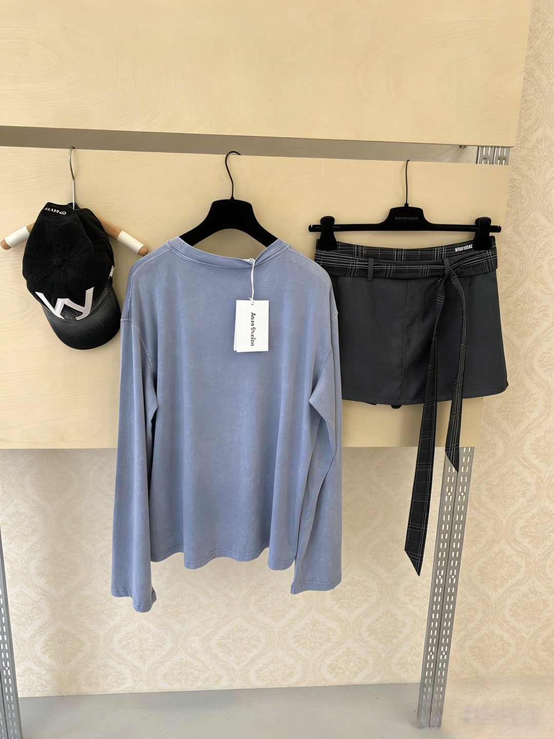 Acne Studios 1996水洗长袖T恤，采用酵素水洗工艺，低饱和浅蓝灰色，复古做旧感满满，全棉面