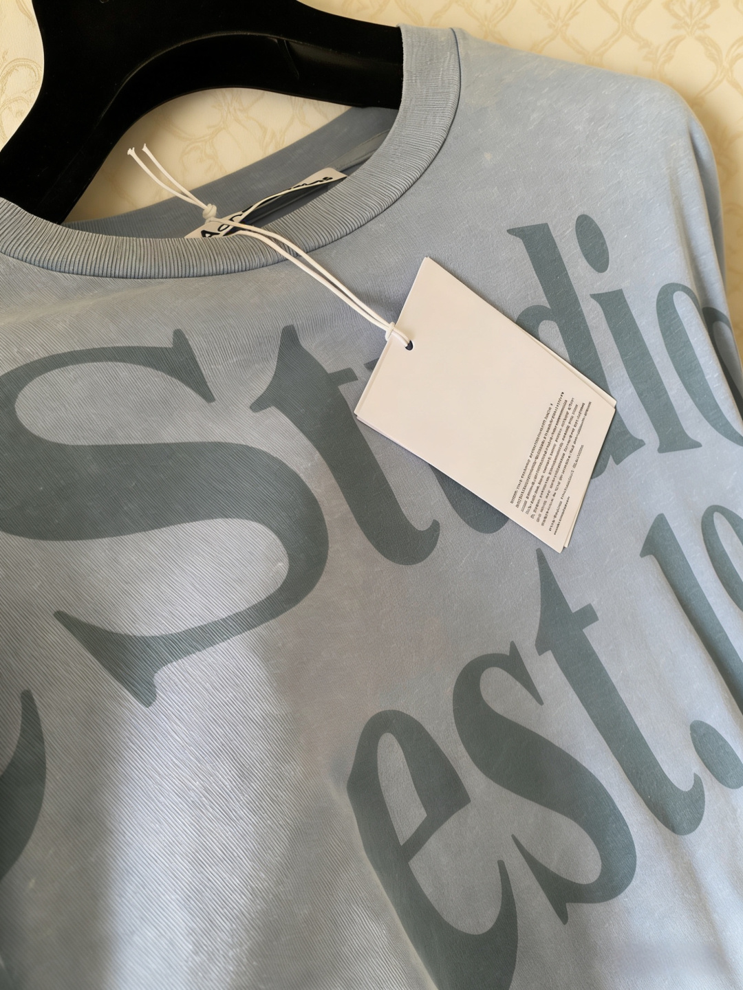 Acne Studios 1996水洗长袖T恤，采用酵素水洗工艺，低饱和浅蓝灰色，复古做旧感满满，全棉面