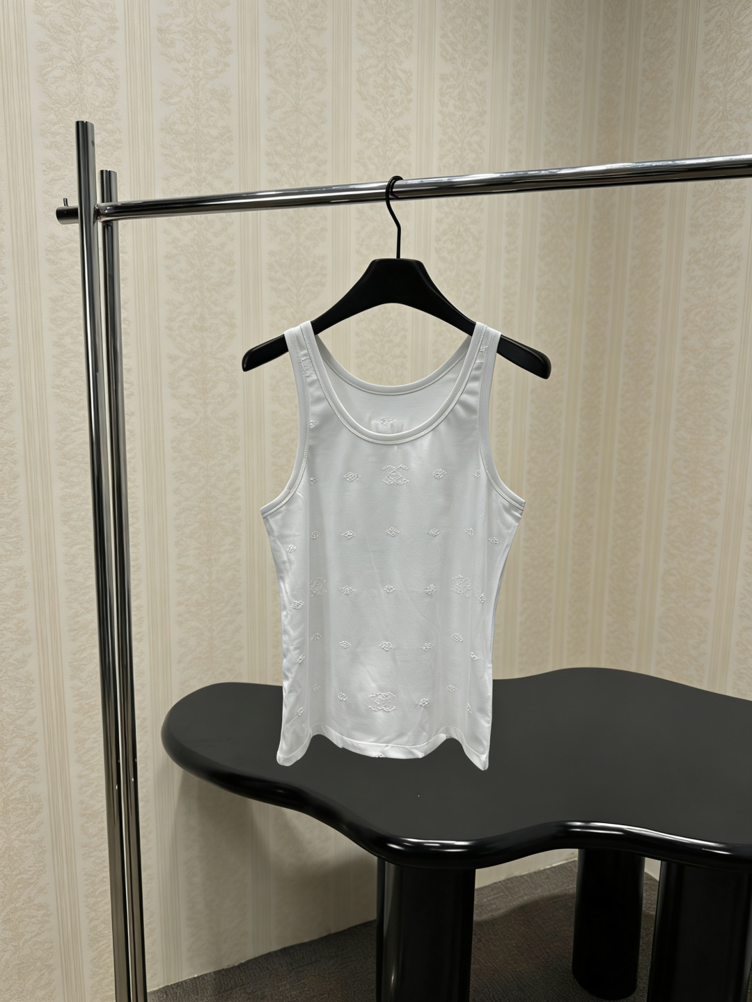 NO:798581,White hollow embroidered vest, this white hollow embroidered vest is made of cotton fabric, soft and skin-friendly, super comfortable to wear in summer, round neck and sleeveless design, simple and elegant, easy to control for daily commuting or leisure, exquisite hollow embroidery, full of details, great breathability, not stuffy in hot weather, short cut, paired with high-waisted pants or skirts, easily highlight the waistline, elegant and practical, it is a must-have and versatile item for summer wardrobe!  Code numberSML,,skirts,19860909白色镂空刺绣背心,这款白色镂空刺绣背心采用棉质面料,柔软亲肤,夏天穿超舒服,圆领无袖设计,简约大方,日常通勤或休闲都能轻松驾驭,精致镂空刺绣,细节感满满,透气性也很棒,炎热天气也不闷,短款剪裁,搭配高腰裤或裙子,轻松凸显腰线,优雅又实用,是夏季衣橱必备百搭单品！码数SML,,skirts,,Women's clothing