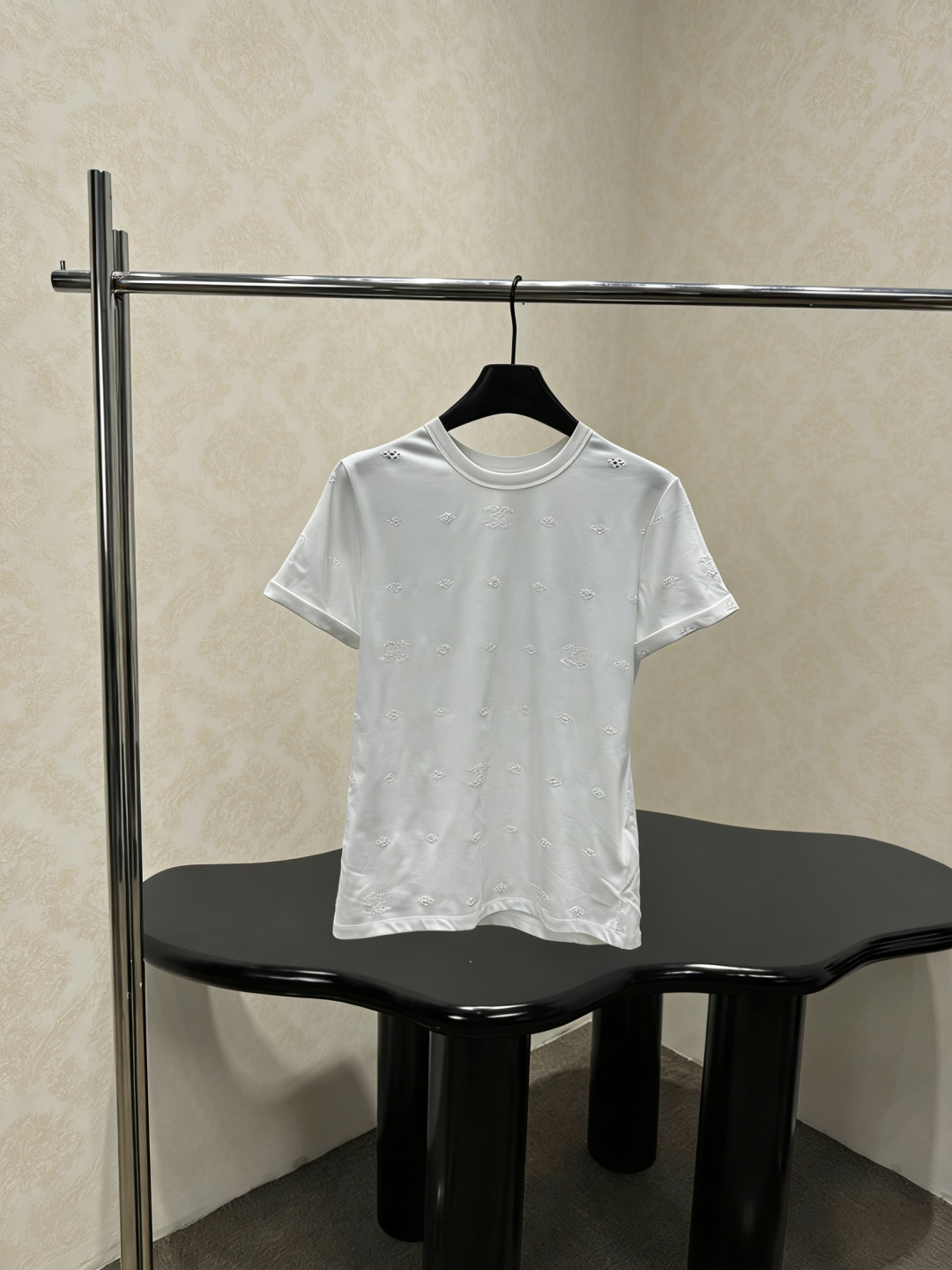 NO:798585,Chanel 26P series white hollow short-sleeves, cotton fabric is soft and comfortable, super refreshing to wear in summer, round neck design is simple and elegant, hollow embroidery details are exquisite, double C logo embellishes the shoulders, full of brand sense, M size is slim and slim, can be easily used for daily commuting or leisure, can be worn alone or layered, easy to create a high-end style!  Size SML,,chanel,chanel,T-shirt,19860909Chanel香奈儿26P系列白色镂空短袖,棉质面料柔软舒适,夏天穿超清爽,圆领设计简约大方,镂空刺绣细节精致,双C Logo点缀肩部,品牌感满满,M码修身显瘦,日常通勤或休闲都能轻松驾驭,单穿或内搭都很百搭,轻松打造高级感穿搭风格！ 码数SML,,chanel,chanel,T-shirt,,Women's clothing
