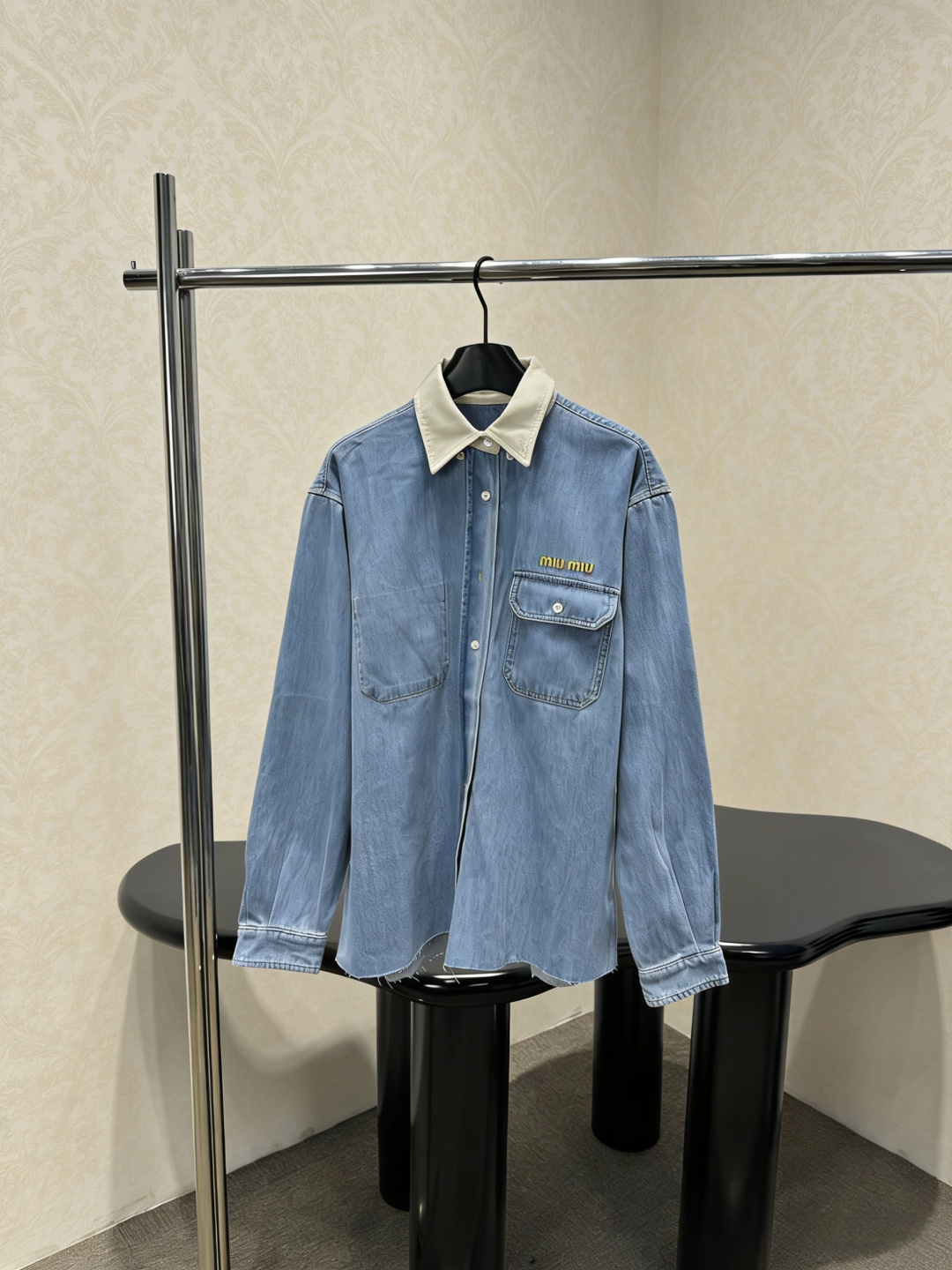 NO:798589,MiuMiu blue denim color-blocked lapel shirt jacket, this blue denim color-blocked lapel shirt jacket is made of high-quality denim cotton, light blue wash + off-white lapels, retro and fashionable, the yellow embroidered logo on the chest is very recognizable, the double pocket design is practical and good-looking, the loose version can be worn alone or layered. It is easy to create a casual college style or Hong Kong style in spring and autumn, with full fashion sense!  Size SML,,miumiu,jackets & coats,19860909MiuMiu蓝色牛仔拼色翻领衬衣外套,这款蓝色牛仔拼色翻领衬衣外套,采用高品质牛仔棉,浅蓝水洗+米白翻领,复古又时髦,胸前黄色刺绣徽标超有辨识度,双口袋设计实用又好看,宽松版型,单穿or叠搭都OK,春秋季节轻松打造休闲学院风or港风造型,时尚感满分！码数SML,,miumiu,jackets & coats,,Women's clothing