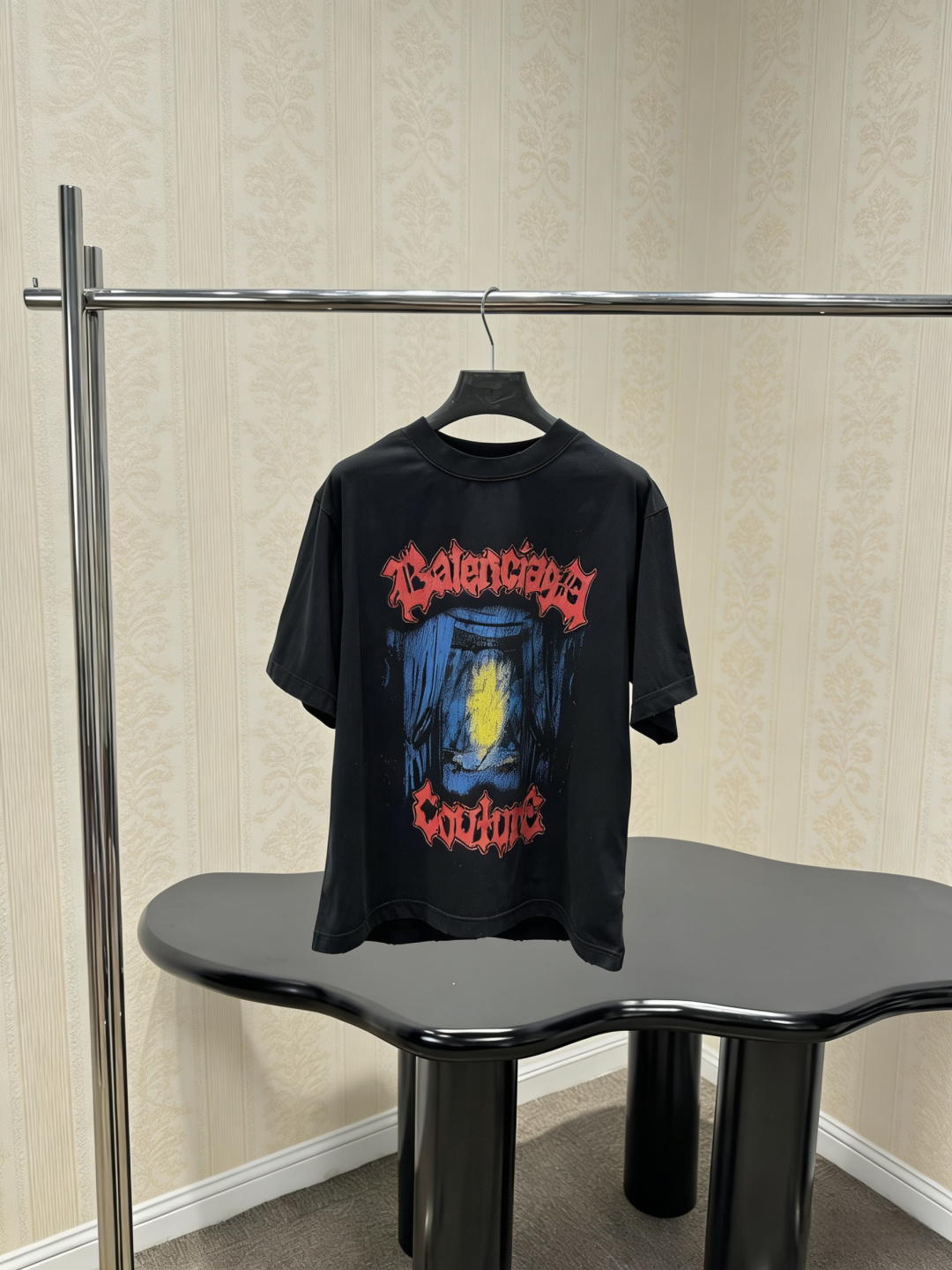 NO:798593,Balenciaga graffiti print T-shirt, this black graffiti T-shirt has an abstract pattern on the front and red fonts. It has a full street feel. It is made of high-quality cotton. It is comfortable and breathable to wear. The loose fit is super casual. It can be easily managed in daily casual or street style. Balenciaga's avant-garde design and unique artistic sense are really popular among young people. Pair it with jeans or overalls to easily get a trendy look!  Size SML,,balenciaga,jeans,tees,t-shirt,19860909Balenciaga涂鸦印花T恤,这款黑色涂鸦T恤,正面抽象图案+红色字体,街头感十足,高品质棉料,穿着舒适透气,宽松版型超显随性,日常休闲或街头风都能轻松驾驭,Balenciaga的前卫设计和独特艺术感,真的很受年轻人喜欢,搭配牛仔裤或工装裤,轻松get潮流造型！码数SML,,balenciaga,jeans,tees，t-shirt,,Women's clothing