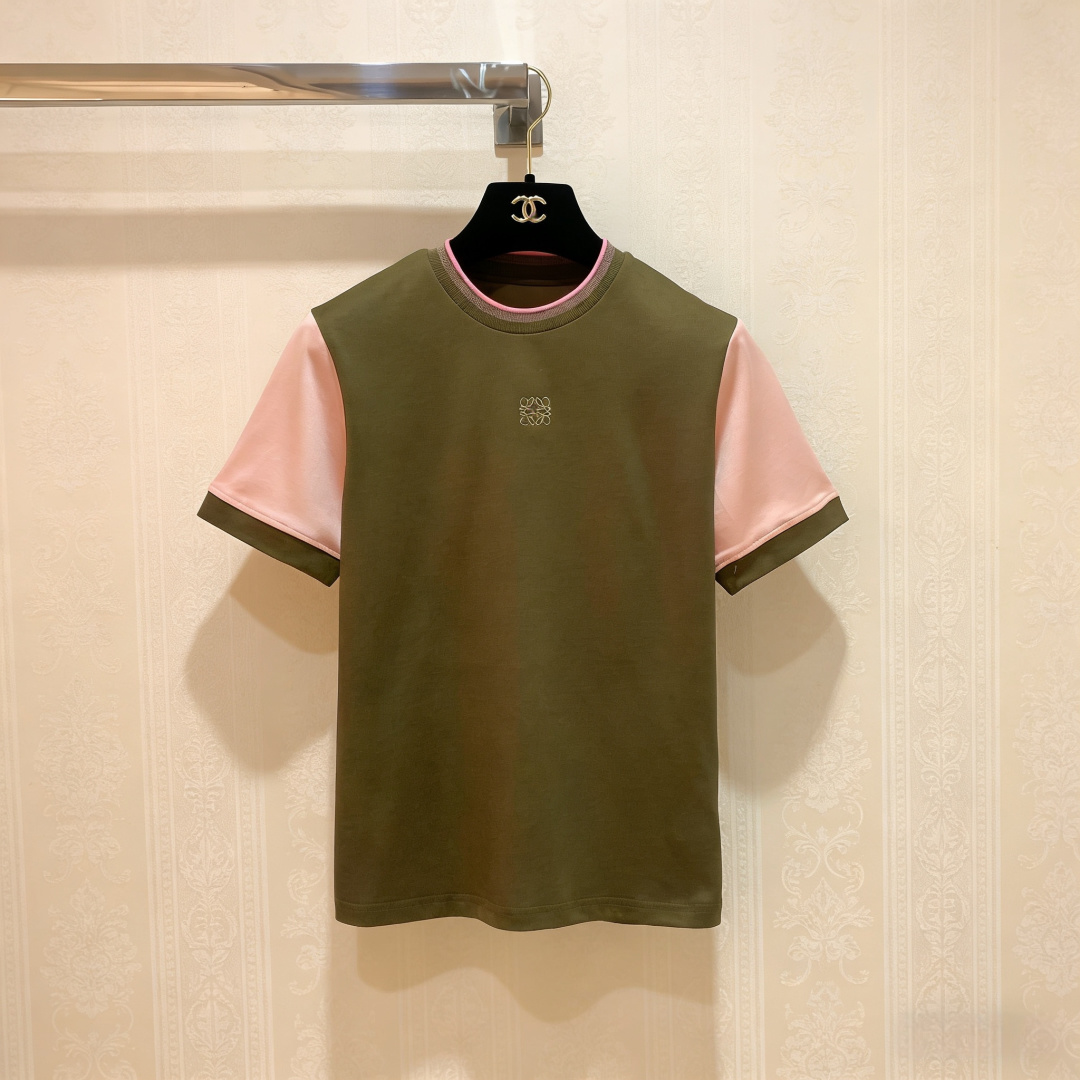NO:798893,Loewe 26SS contrasting color short-sleeved T-shirt, olive green + pink raglan design, retro and fashionable!  Made of pure cotton blended material, the texture is thick, and it can be worn alone or as an inner layer in spring and summer. The brand embroidery on the chest is very recognizable, it is slim and not tight, and it can be worn easily with a papery look. It can be easily worn in daily life or on vacation. Pair it with jeans or skirts, it is simple and textured!  Size SML,,loewe,loewe,skirts,jeans,T-shirt,tees,t-shirt,19860909Loewe罗意威26SS撞色短袖T恤,橄榄绿+粉色插肩设计,复古又时髦！纯棉混纺材质,质感厚实,春夏单穿或内搭都很OK,胸前品牌刺绣超有辨识度,修身不紧身,轻松穿出纸片人感,日常、度假都能轻松驾驭,搭配牛仔裤或半裙,简约又有质感！码数SML,,loewe,loewe,skirts,jeans,T-shirt,tees，t-shirt,,Women's clothing
