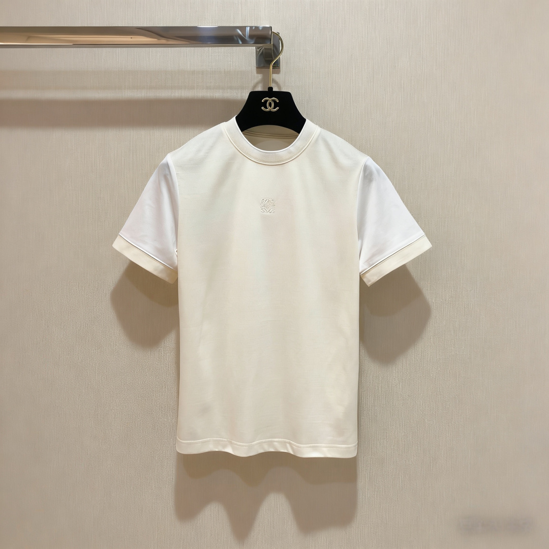 NO:798889,Loewe2026 Beveled Slit Short Sleeve T-shirt. This Beveled Slit Short Sleeve T-shirt is made of worsted space cotton, which is soft and breathable. It is super comfortable to wear in summer. It is off-white and has brand embroidery on the chest. It is low-key and recognizable. The beveled slit design makes the whole body more layered. It is very fashionable with jeans or casual pants. It can be easily worn for daily commuting and leisure occasions. It is a classic and versatile Loewe style!  Size SML,,loewe,jeans,T-shirt,tees,t-shirt,19860909Loewe2026斜边开叉短袖T恤,这款斜边开叉短袖T恤,采用精纺太空棉,柔软亲肤又透气,夏天穿超舒服,米白色+胸前品牌刺绣,低调又有辨识度,斜边开叉设计让整体更有层次感,搭配牛仔裤或休闲裤都很时髦,轻松get松弛感穿搭,日常通勤、休闲场合都能轻松驾驭,是Loewe经典百搭款！码数SML,,loewe,jeans,T-shirt,tees，t-shirt,,Women's clothing