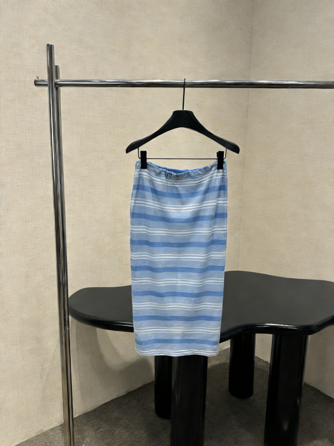 NO:798904,Prada blue and white striped skirt, made of light polyester fiber, has great drape and breathability, and is super comfortable to wear in spring and summer!  The high-waist design modifies the waistline, and the straight cut makes it slim and versatile. It can be easily used for daily commuting and leisure. The blue and white stripes are fresh and simple. When paired with a light-colored top or shirt, you can easily get a refreshing summer look. The skirt is moderate in length, elegant and easy to move. It is a must-have item in your summer wardrobe!  ,,prada,skirts,shirts,19860909Prada蓝白条纹半身裙,轻薄聚酯纤维材质,垂坠感和透气性都很棒,春夏穿超舒服！高腰设计修饰腰线,直筒剪裁显瘦又百搭,日常通勤、休闲都能轻松驾驭,蓝白条纹清新简约,搭配浅色上衣或衬衫,轻松get清爽夏日look,裙长适中,优雅又方便活动,是夏季衣橱必备单品！,,prada,skirts,shirts,,Women's clothing