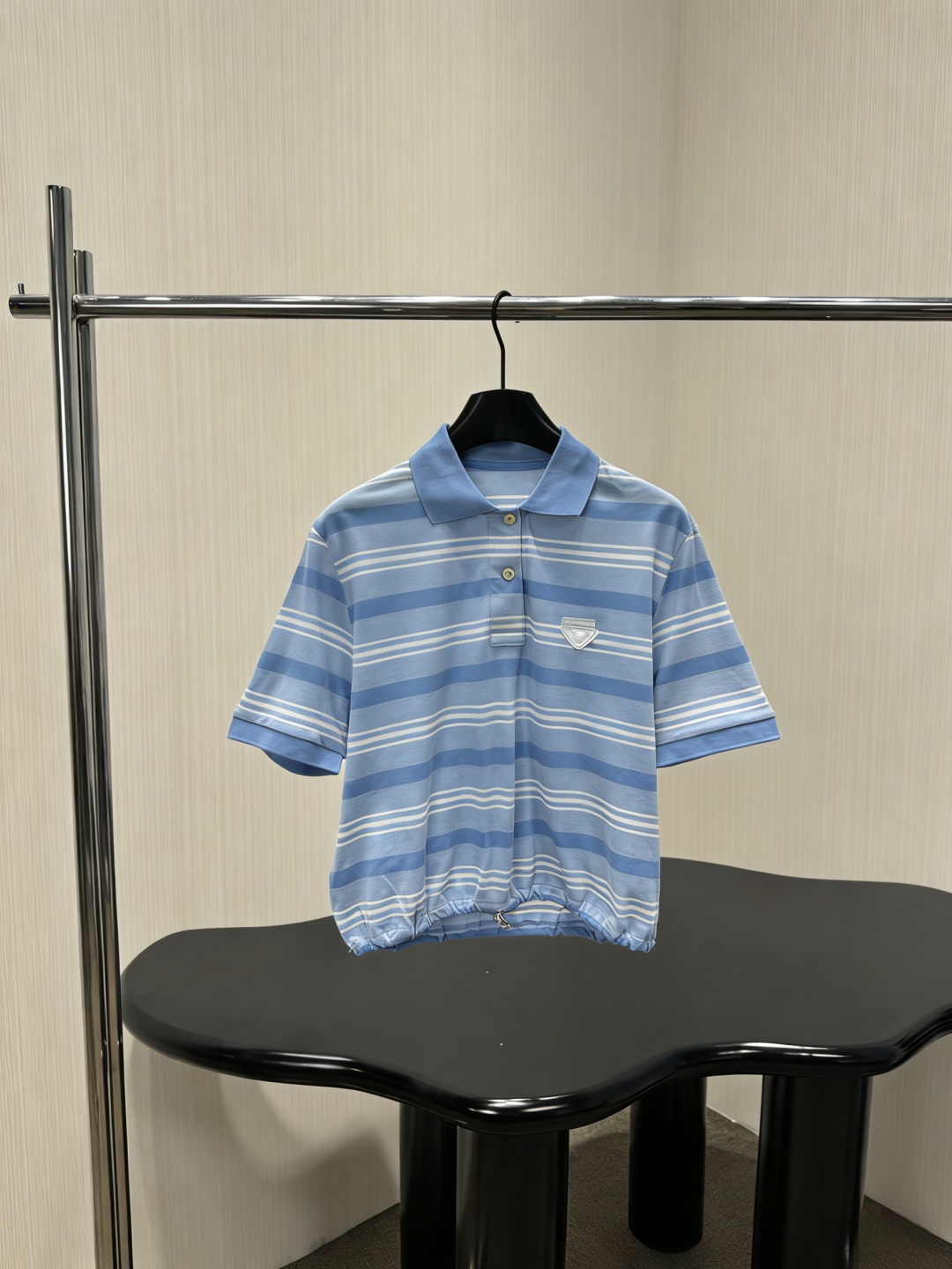 NO:798900,Prada blue and white striped short-sleeved POLO shirt, this blue and white striped short-sleeved POLO shirt is light and breathable, super comfortable to wear in summer, classic lapel + two buttons, and small decorative pockets on the chest, full of details, the blue and white stripes are fresh and simple, easy to control for daily commuting and leisure, it goes well with jeans or casual pants, the elastic design of the hem makes it fit better and more comfortable!  Size SML,,prada,jeans,T-shirt,19860909Prada蓝白条纹短袖POLO衫,这款蓝白条纹短袖POLO衫,轻薄透气,夏天穿超舒服,经典翻领+两颗纽扣,胸前还有小装饰口袋,细节满分,蓝白条纹清新简约,日常通勤、休闲都能轻松驾驭,搭配牛仔裤或休闲裤都很OK,下摆松紧设计,穿着更贴合,舒适度up！码数SML,,prada,jeans,T-shirt,,Women's clothing