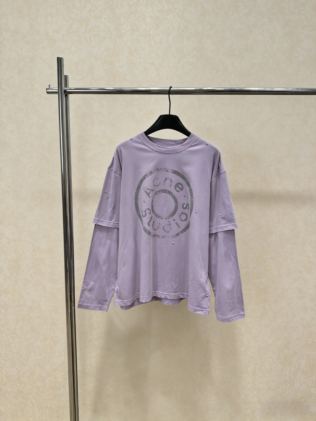 NO:798896,Acne Studios purple long-sleeved T-shirt, this purple long-sleeved T-shirt is made of soft cotton fabric, comfortable and breathable to wear. The round logo on the front + old and worn design, full of street feel, perfect personality, loose fit, can be worn layered or worn alone, easy to control in daily casual and street style, light purple is super versatile, paired with dark or neutral color items, easy to create a layered look!  Size SML,acne studios,dior,tees,t-shirt,19860909Acne Studios紫色长袖T恤,这款紫色长袖T恤,采用柔软棉质面料,穿着舒适透气.正面圆形Logo+做旧磨损设计,街头感十足,个性满分,宽松版型,叠穿或单穿都很OK,日常休闲、街头风轻松驾驭,浅紫色超百搭,配深色或中性色单品,轻松打造层次感穿搭！码数SML,,acne studios,dior,tees，t-shirt,,Women's clothing