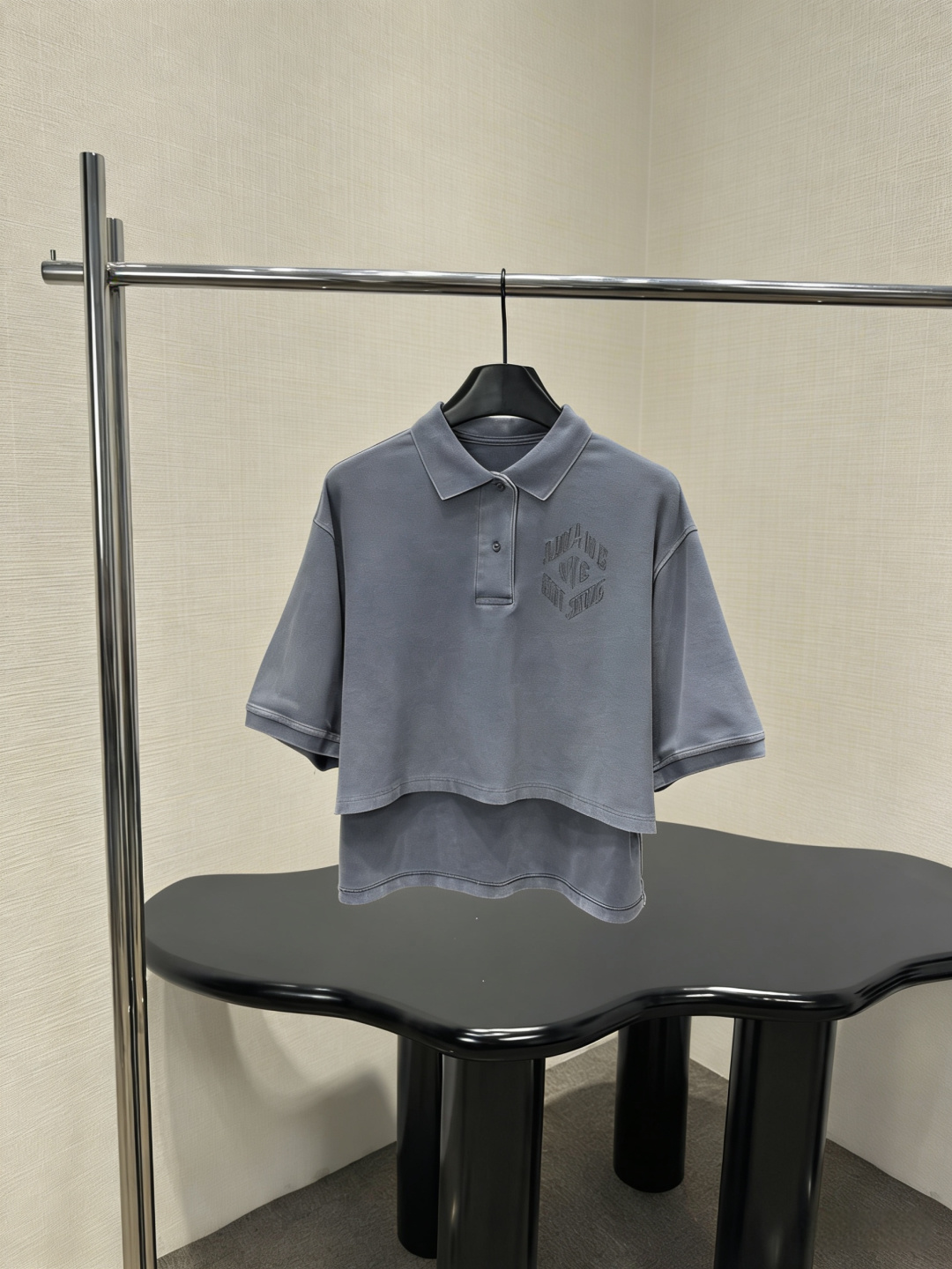 NO:798892,Alexander Wang gray Polo suit. This gray Polo suit comes from Alexander Wang. It includes a short-sleeved Polo top + an irregular skirt. It is simple and has a sense of design. It has brand embroidery on the chest of the top. The cotton fabric is breathable and comfortable. It is very suitable for spring and summer. The irregular cut of the skirt + brand logo is fashionable and recognizable. It can be easily used for daily outings or light sports. It is full of urban casual style, mature and a little rebellious. It is perfect for sisters who pursue individuality!  Size SML,,alexander wang,skirts,T-shirt,19860909Alexander Wang灰色Polo套装,这套灰色Polo套装来自亚历山大王,包含短袖Polo上衣+不规则短裙,简约又有设计感,上衣胸前品牌刺绣,棉质面料透气舒适,春夏穿超合适,短裙不规则剪裁+品牌徽标,时髦又有辨识度,日常出街或轻运动都能轻松驾驭,都市休闲风满满,成熟又带点叛逆感,超适合追求个性的姐妹们！码数SML,,alexander wang,skirts,T-shirt,,Women's clothing