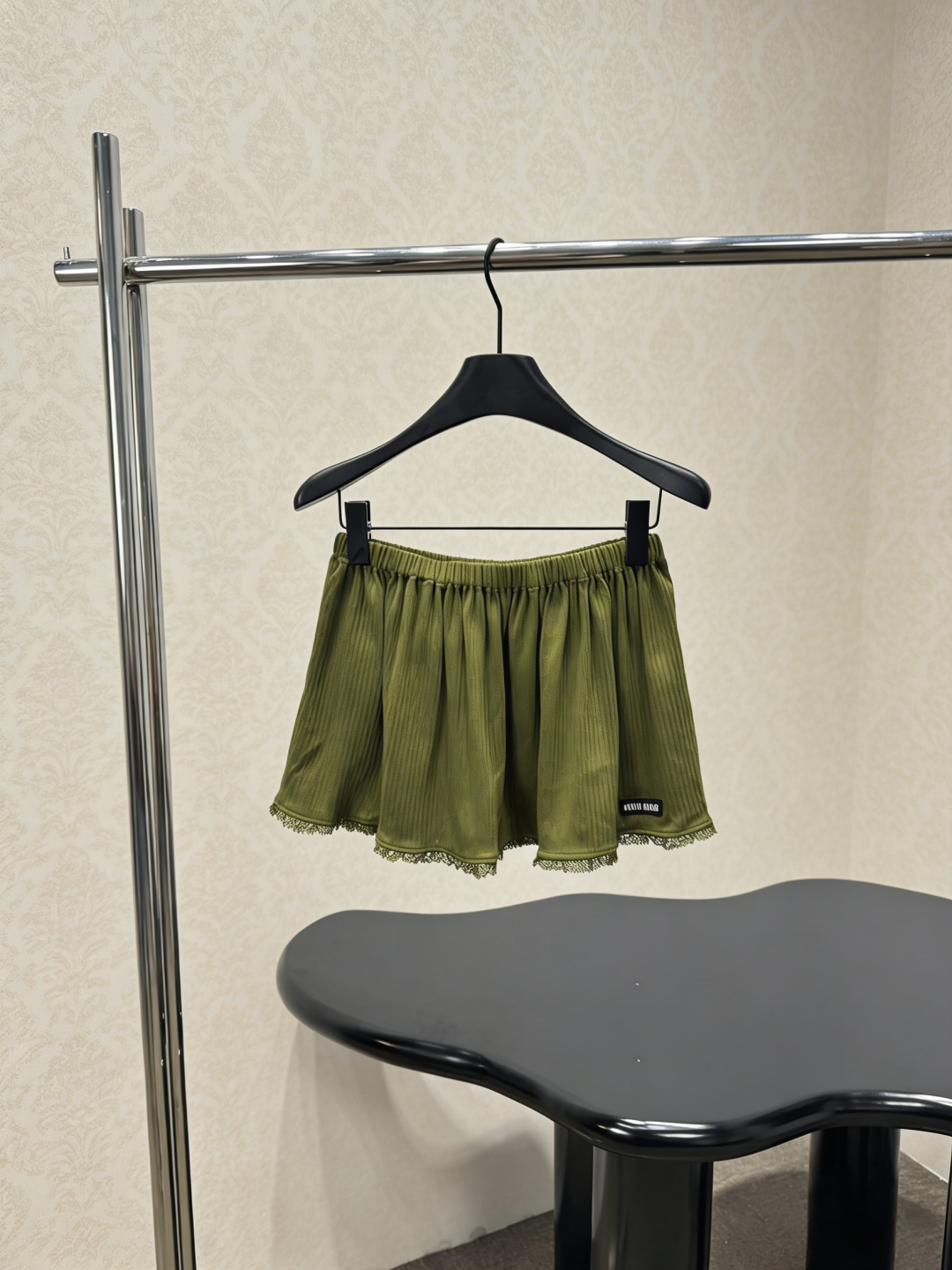 NO:798879,MiuMiu green lace culottes, these green lace culottes are made of light fabric + vertical stripe design, full of layers, the lace at the hem is super delicate, and the elastic waist is comfortable and slimming. It is suitable for daily casual wear and matching with T-shirts or shirts. It is easy to switch between sweet or casual styles. The design of culottes is both beautiful and practical. It is very suitable for summer, easy to move and not afraid of being exposed!  Size SML,,miumiu,skirts,shirts,tees,t-shirt,19860909MiuMiu绿色蕾丝边短裙裤,这款绿色蕾丝边短裙裤,轻薄面料+竖条纹设计,层次感满满,下摆蕾丝花边超精致,松紧腰穿着舒适又显瘦,日常休闲、搭配T恤或衬衫都很OK,轻松切换甜美or休闲风,裙裤设计兼具美观与实用,夏天穿超合适,活动方便又不怕走光哦！码数SML,,miumiu,skirts,shirts,tees，t-shirt,,Women's clothing
