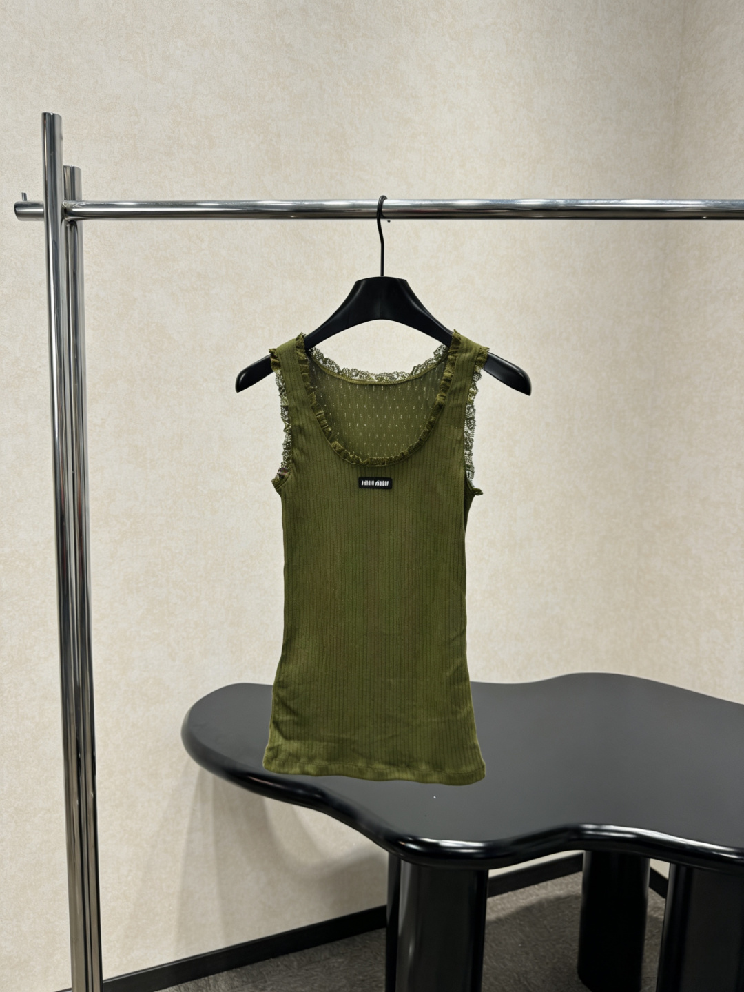 NO:798867,MiuMiu green lace knitted vest, this green knitted vest, soft fabric + exquisite lace, simple and elegant, sleeveless design, super breathable for spring and summer, loose fit to cover the belly and make you slim, super friendly to the figure, can be worn alone or layered for daily use, looks great with jeans, skirts, shorts, easy to switch between multiple styles, brand logo details, perfect texture, a must-have for fashionable girls!  Code numberSML,,miumiu,skirts,shorts,jeans,19860909MiuMiu绿色蕾丝花边针织背心,这款绿色针织背心,柔软面料+精致蕾丝花边,简约又优雅,无袖设计,春夏穿超透气,宽松版型遮肚显瘦,对身材超友好,日常单穿or内搭都OK,搭配牛仔裤、半裙、短裤都很出彩,轻松切换多种风格,品牌标志细节,质感满分,时髦女孩必入！码数SML,,miumiu,skirts,shorts,jeans,,Women's clothing