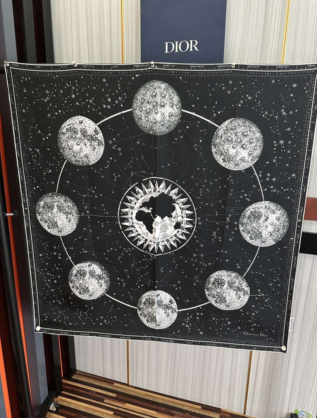 新款Dior 【星座系列】2026新款💦丝印花方巾是发布秀的款式[庆祝]Zodiac 印花[玫瑰]展示对