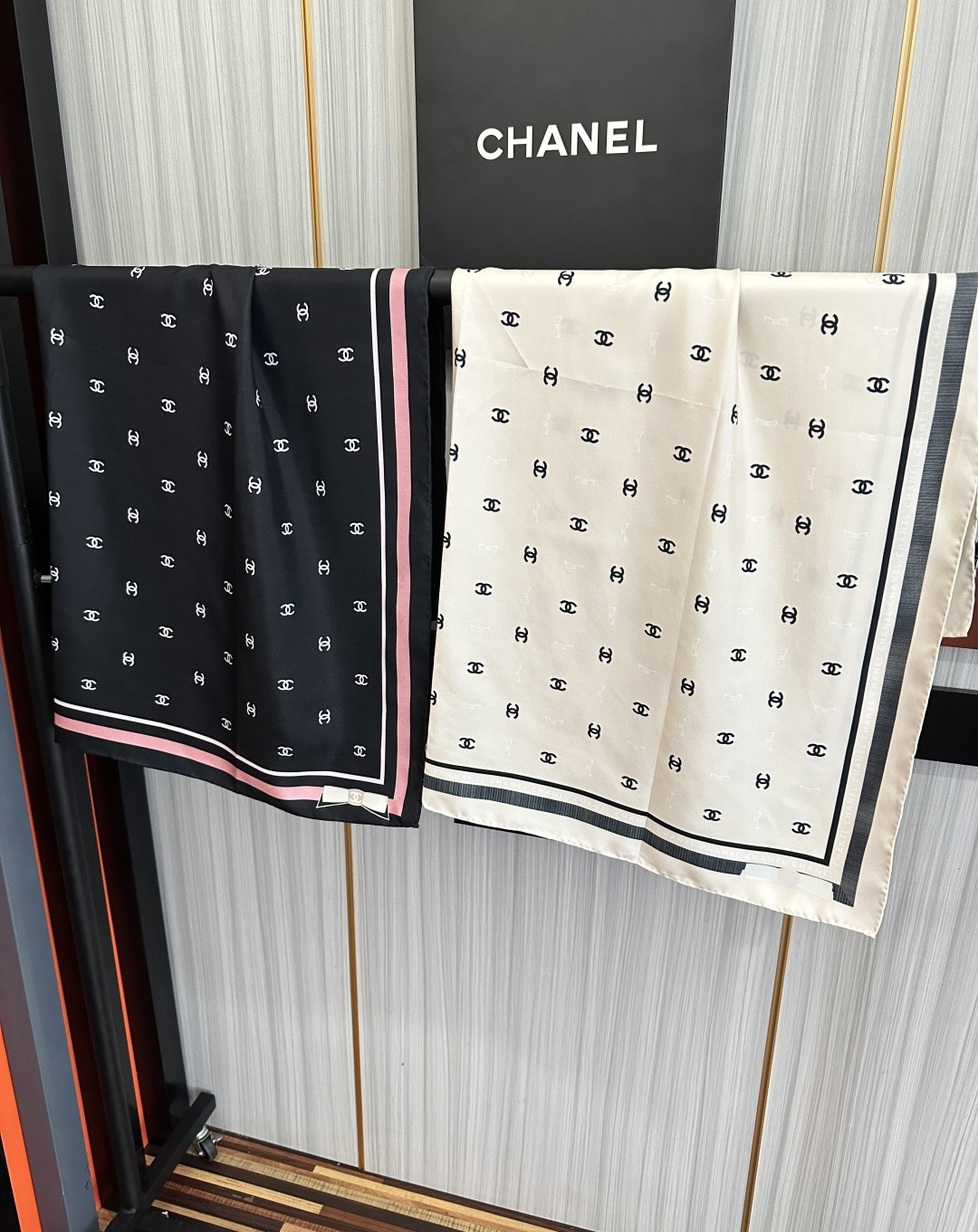 新款[發]CHANEL 官网同步【双面同色蝴蝶结🎀】18姆米 2026新品方巾必须征服它今年丝巾的戴法[
